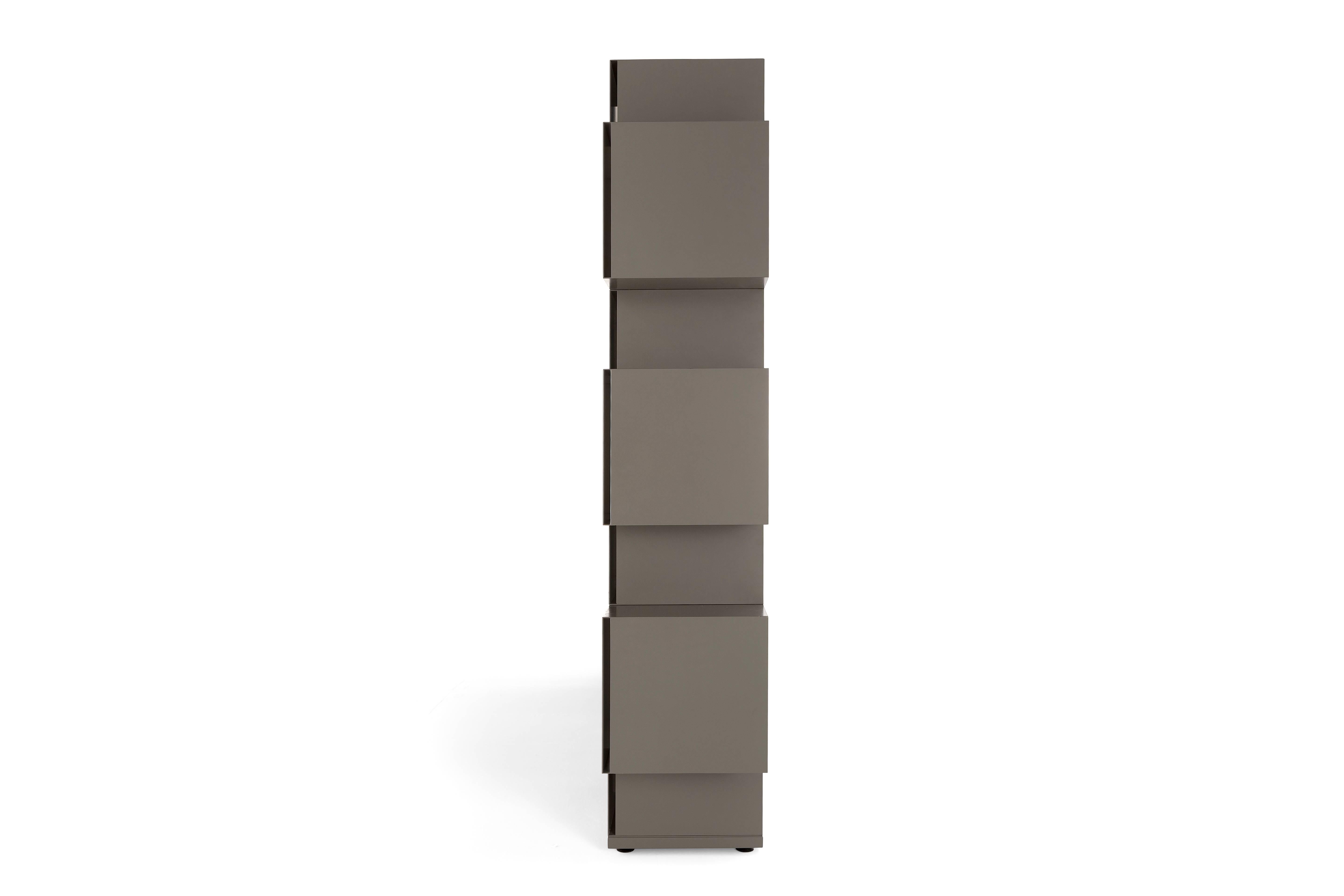 Eresia

Geometry and strictness characterize this particular bookcase in a way that combines design and functionality.

In Eresia volumes alternate in a balanced play of proportions. Cubes and parallelepipeds are spaced out with openings in a