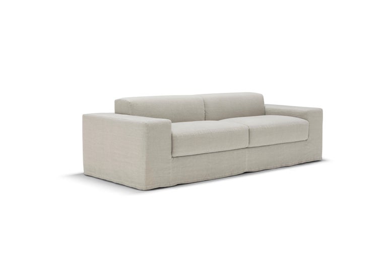 Frank a precise concept that translates into a coherent and timeless design, in a perfect balance between design and comfort: the cozy seats immediately give a sense of familiarity and relaxation. Functional and comfortable, it's essential lines and