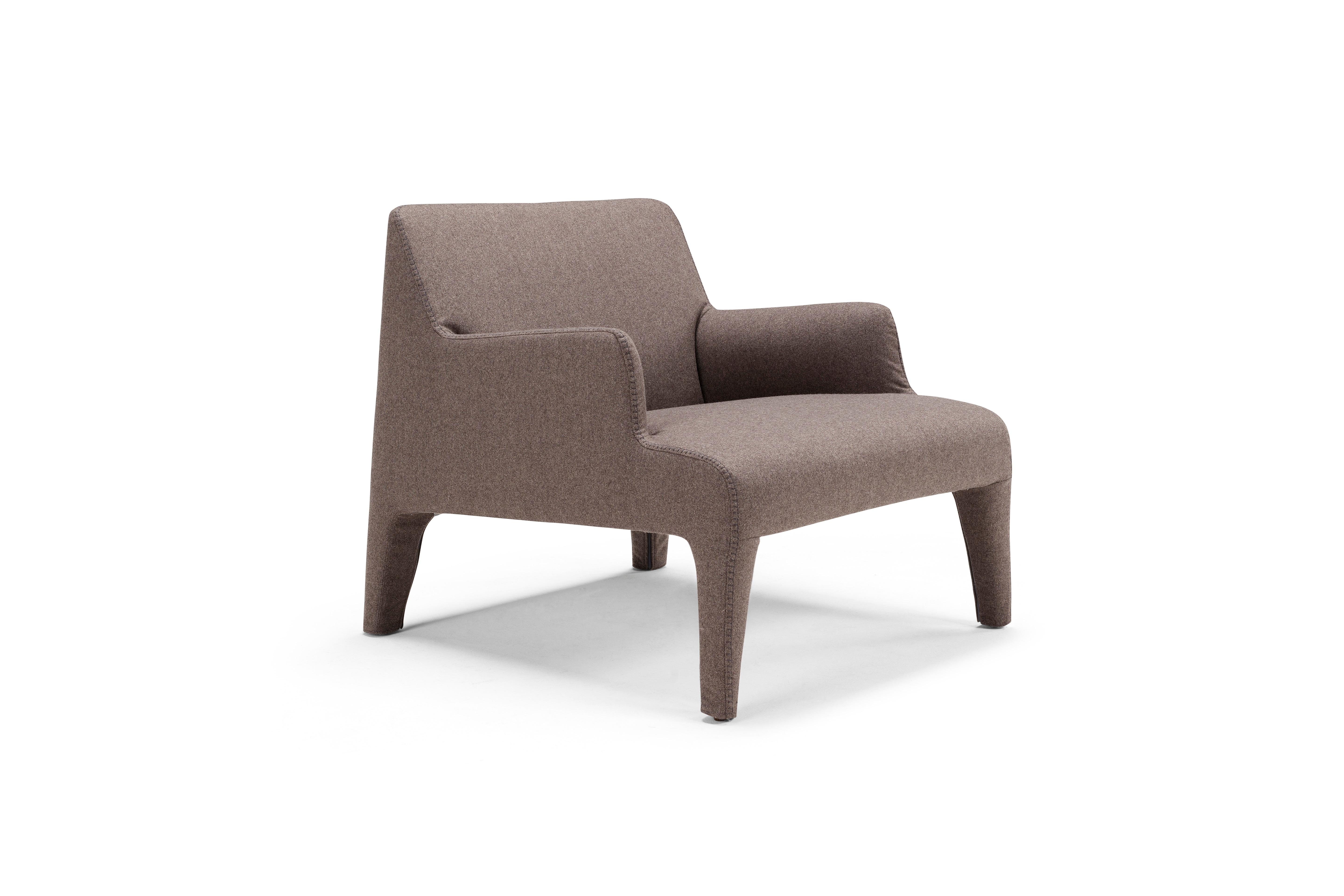 A good sense of proportion and style characterize Frida, a chair that combines comfort and harmony of form. The blanket stitching of the cover (which may be in fabric or leather) enhance the clean, uniform, and almost seamless lines and highlight