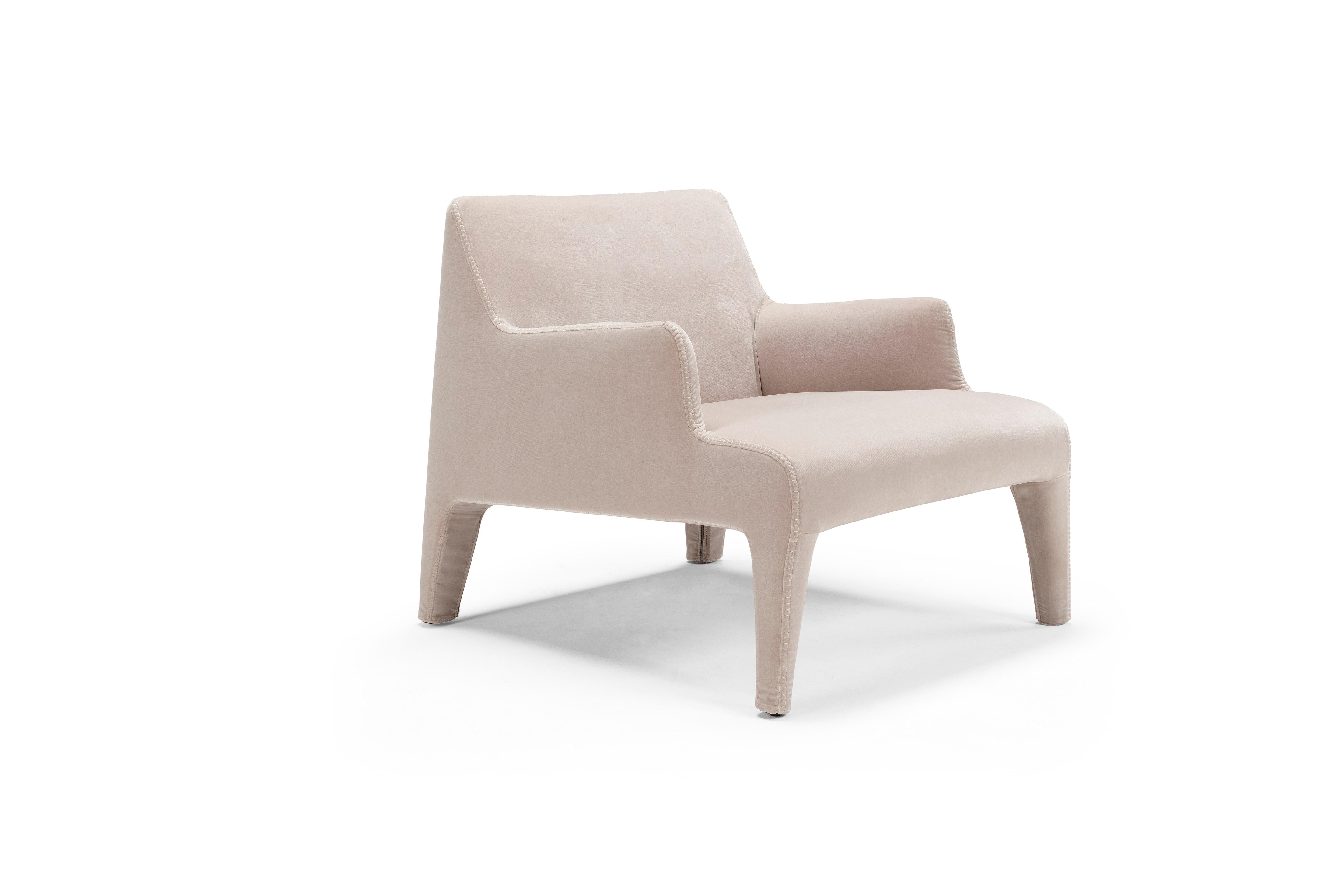 A good sense of proportion and style characterize Frida, a chair that combines comfort and harmony of form. The blanket stitching of the cover (which may be in fabric or leather) enhance the clean, uniform, and almost seamless lines and highlight