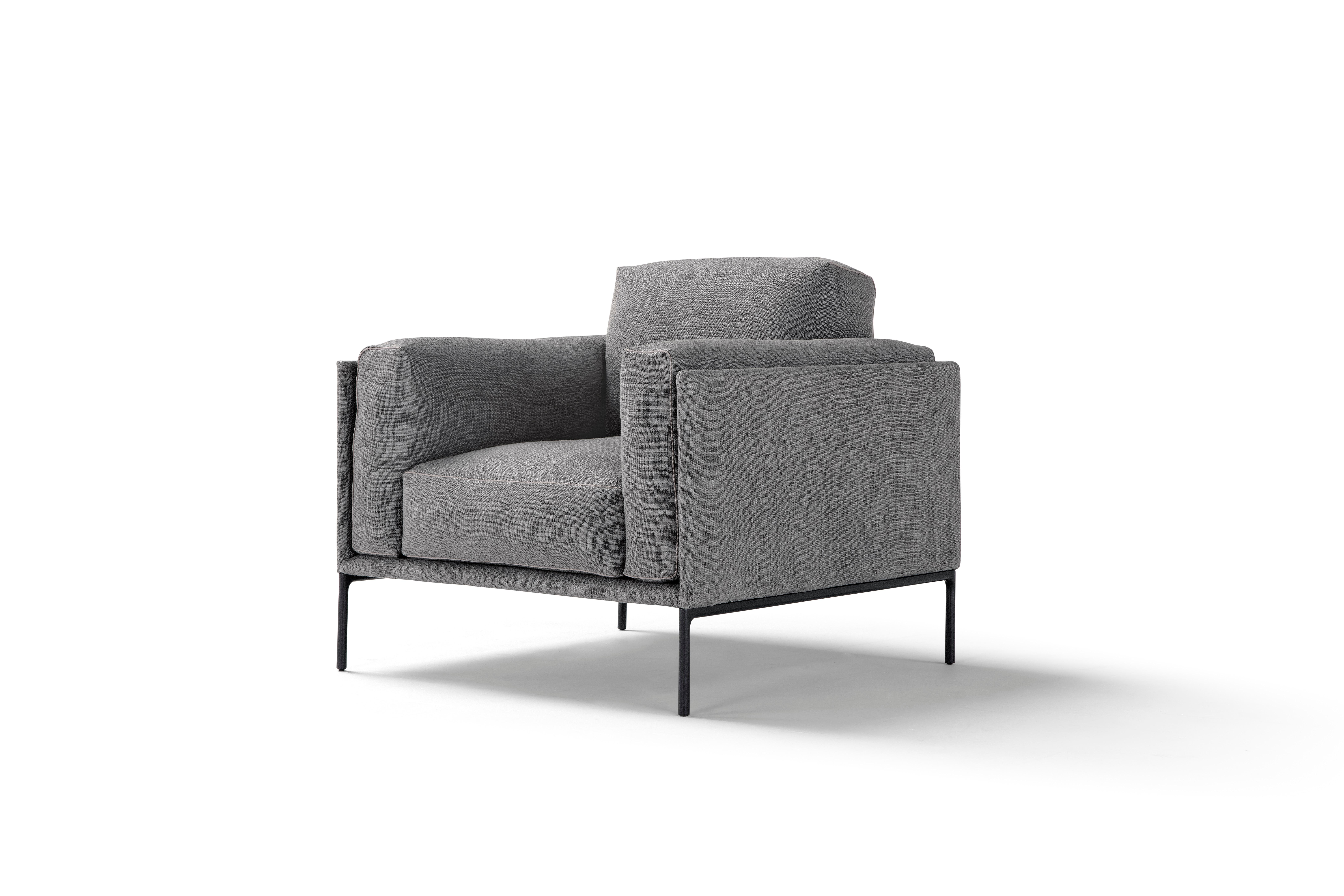 A rigorous and regular shell embraces soft and enveloping seat and back cushions. Giorgio has the formal characteristics of a slender and modern model without compromising on the extreme comfort of classic sofas, on which you can relax and live an