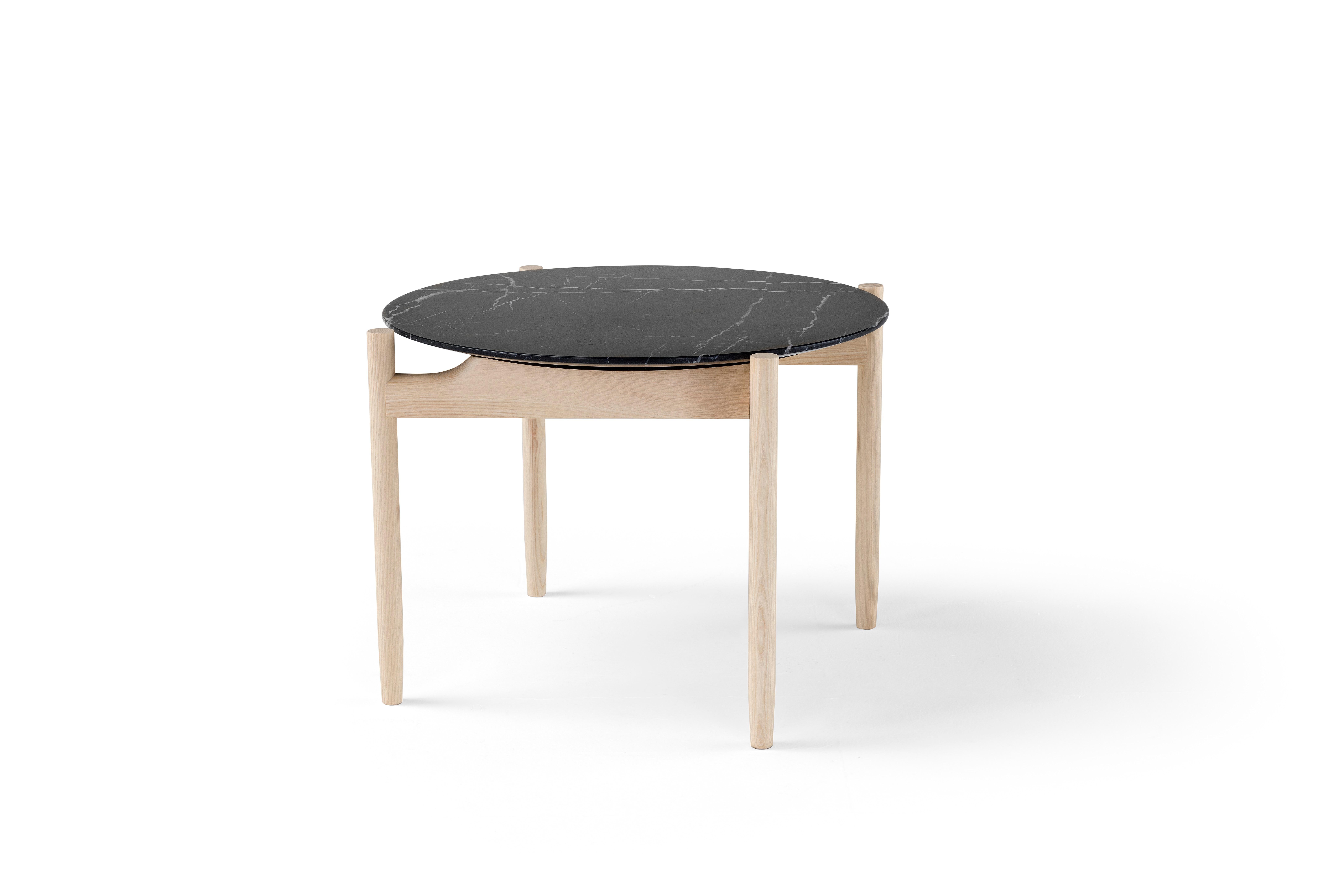Ductile and able to re-discover themselves at each turn, the Juli occasional tables combine practicality with attention to materials and finishing. Available in different dimensions, mainly in two families, the square / rectangular and the round.