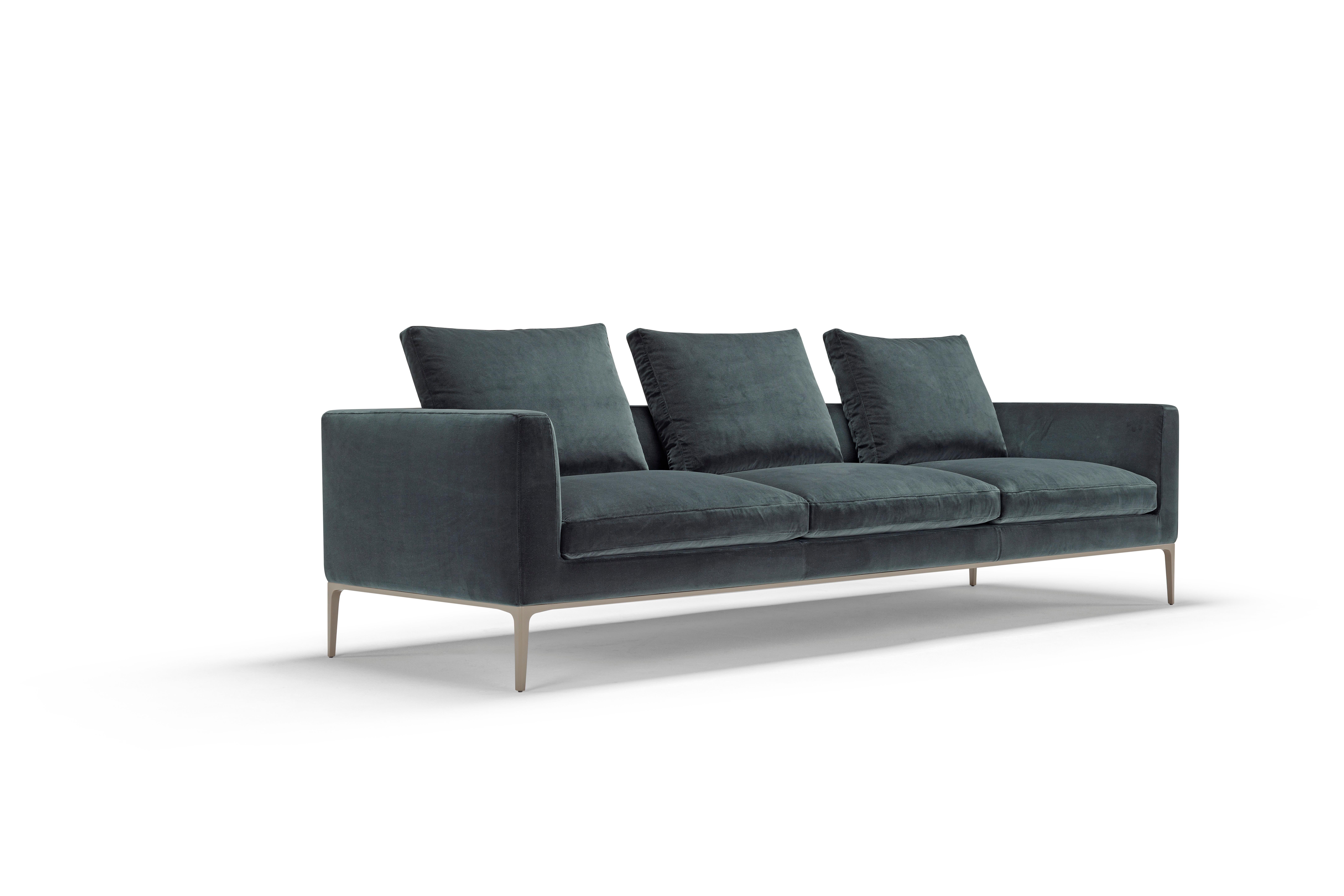Leonard is a seating system created by the aggregation of geometric volumes defined by an elegant silhouette. A continuous line draws the outline of seats, backrests, and armrests that can accommodate soft and fluffy pillows. A precise concept that