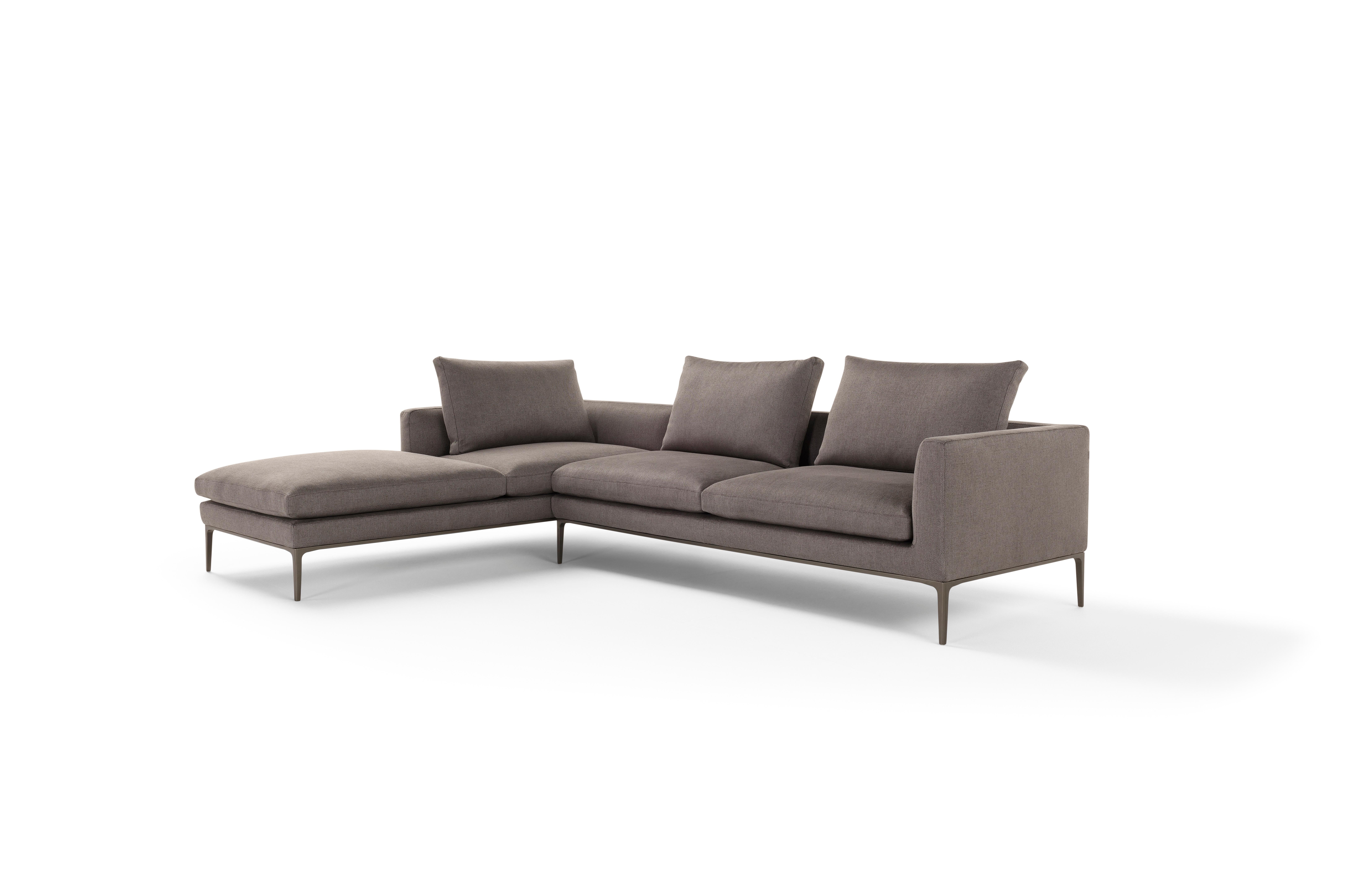 Leonard is a seating system created by the aggregation of geometric volumes defined by an elegant silhouette. A continuous line draws the outline of seats, backrests, and armrests that can accommodate soft and fluffy pillows. A precise concept that