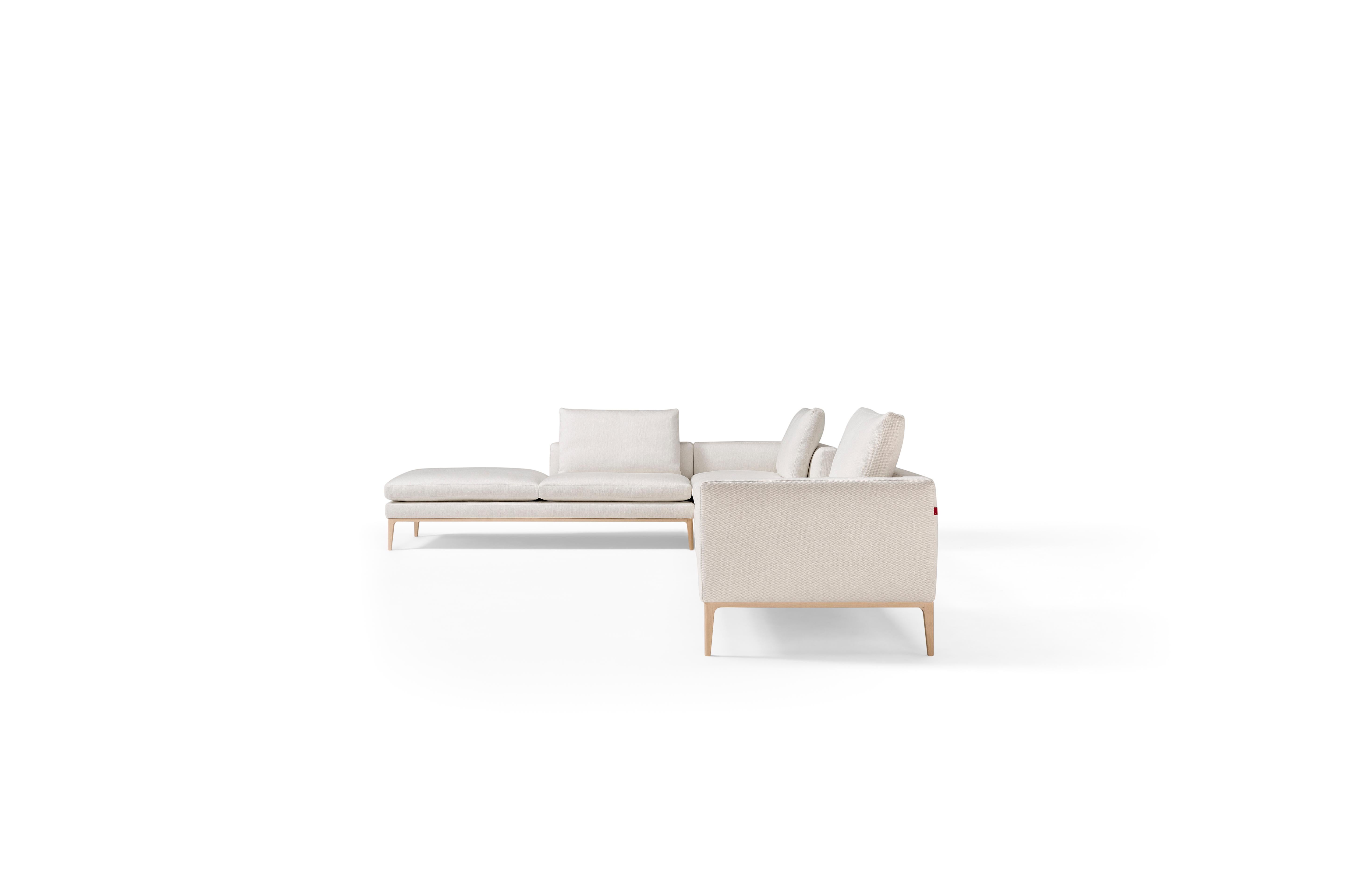 Leonard ist ein Sitzsystem, das durch die Anhäufung von geometrischen Volumen entsteht, die durch eine elegante Silhouette definiert werden. Eine durchgehende Linie zeichnet die Umrisse von Sitzen, Rückenlehnen und Armlehnen, in die weiche und