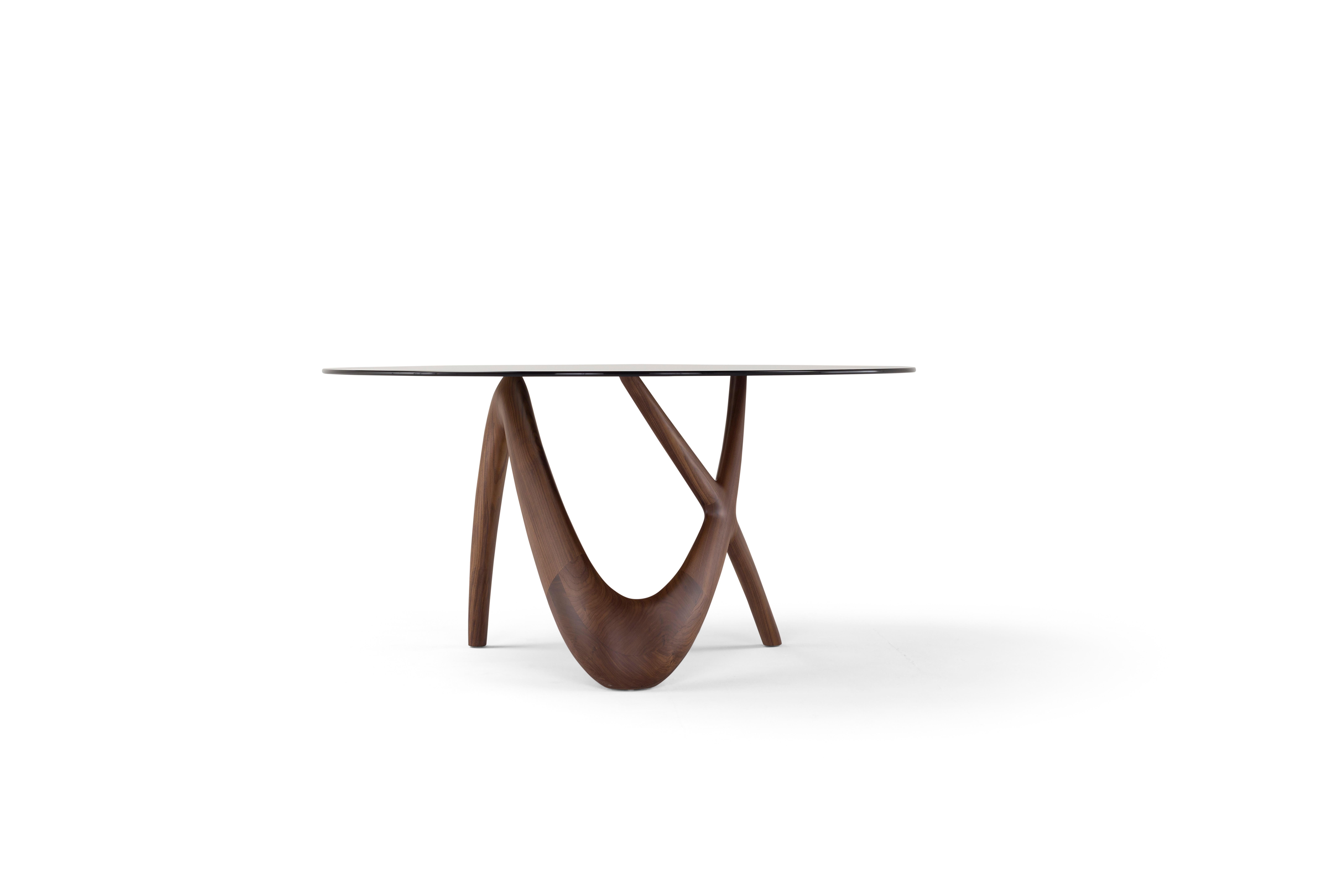 Almost with the features of a sculpture is NX, the table that overcomes the fixedness and the linearity of its most classic shape through a dynamic play of volumes with bursting energy. The innovative and central element of this table is the body in