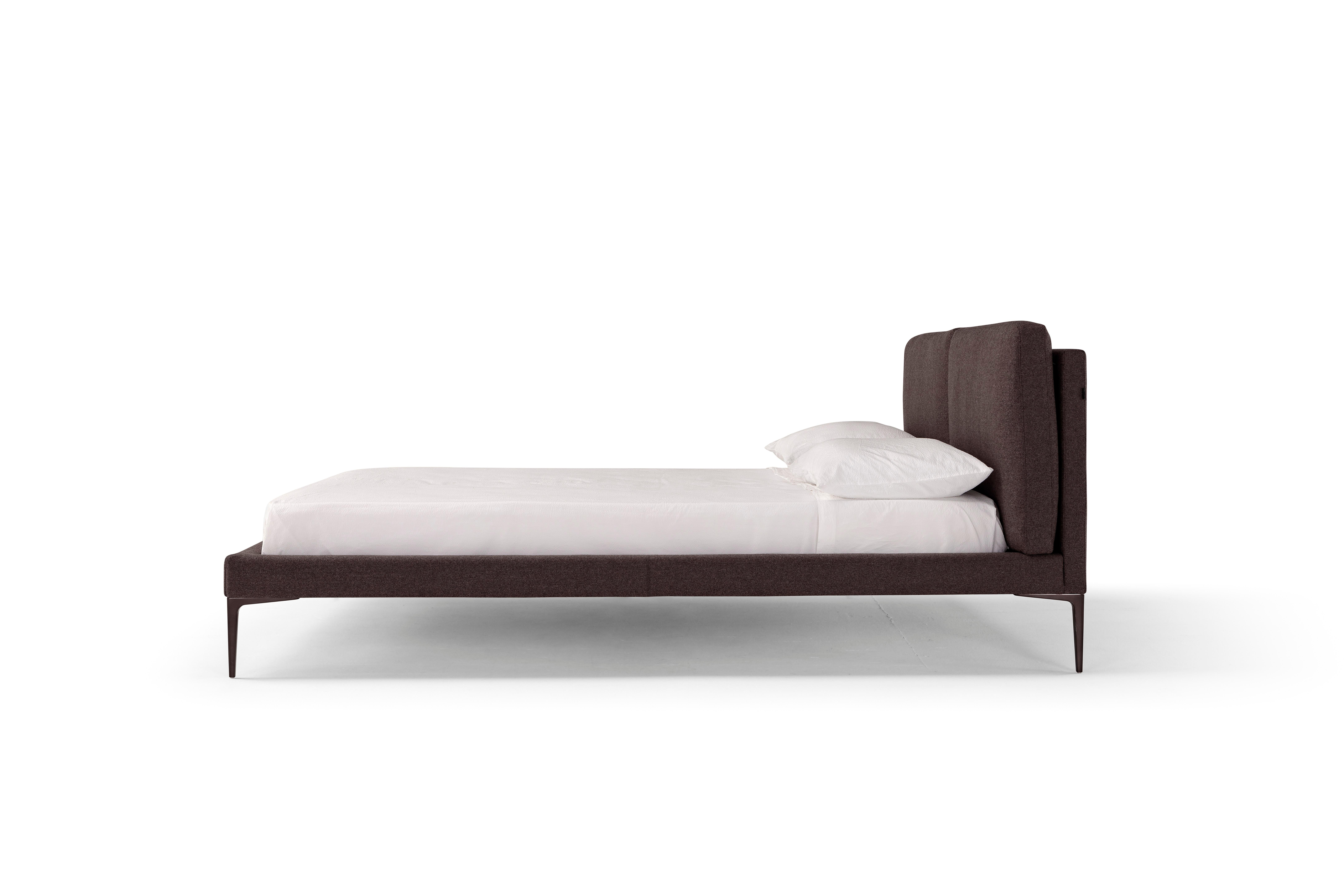 The upholstered bed Segno combines clean and safe lines with a welcoming and comfortable shape. It is rigorous in its lines that alternate right angles and curves, to improve the sense of softness and subsequently the sense of comfort of a sofa