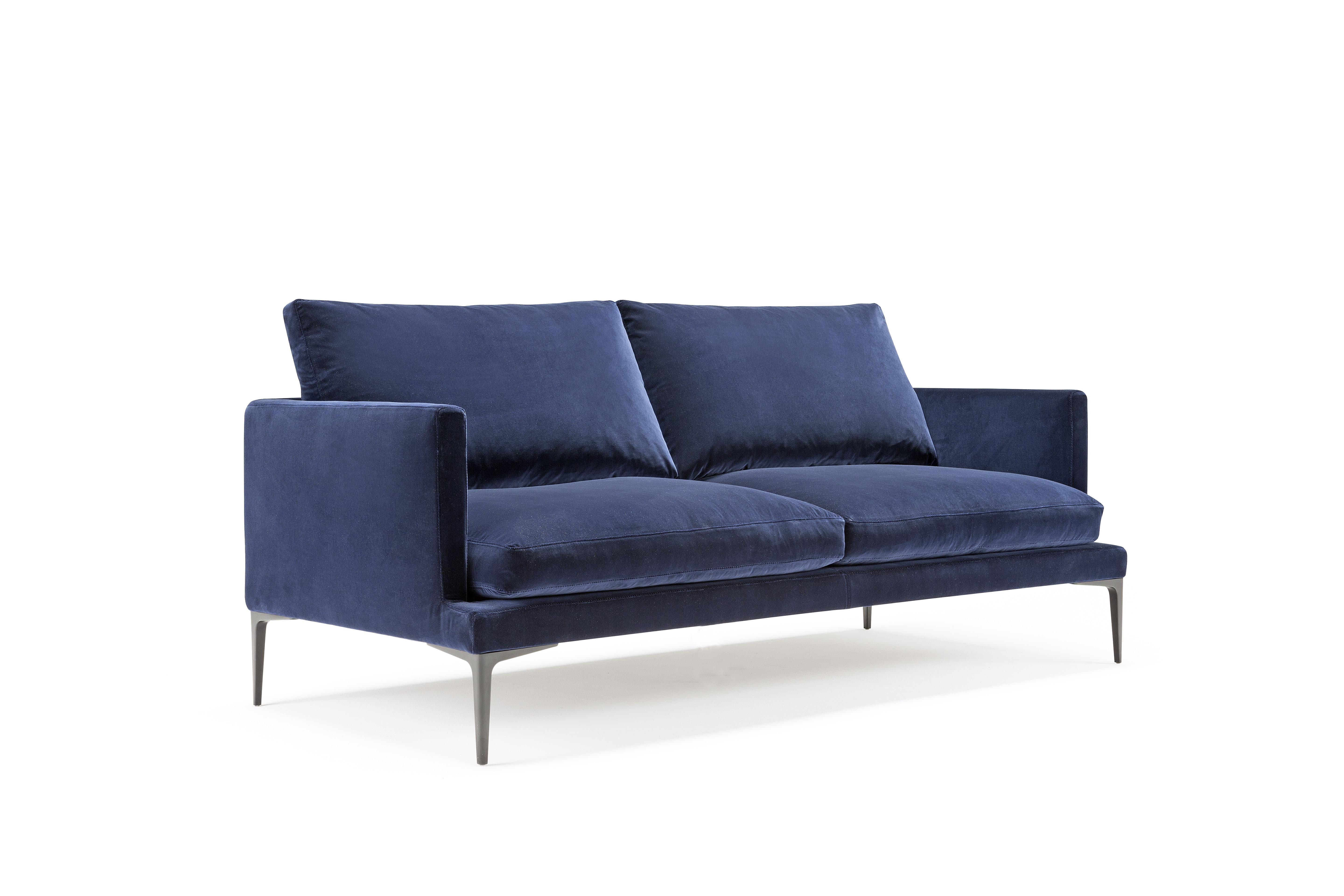 The Segno sofa has clean and safe lines with a welcoming and comfortable shape. It is rigorous in its lines that alternate angles and curves, to improve the sense of softness and forward the sense of comfort. Greater impact is given by the metal