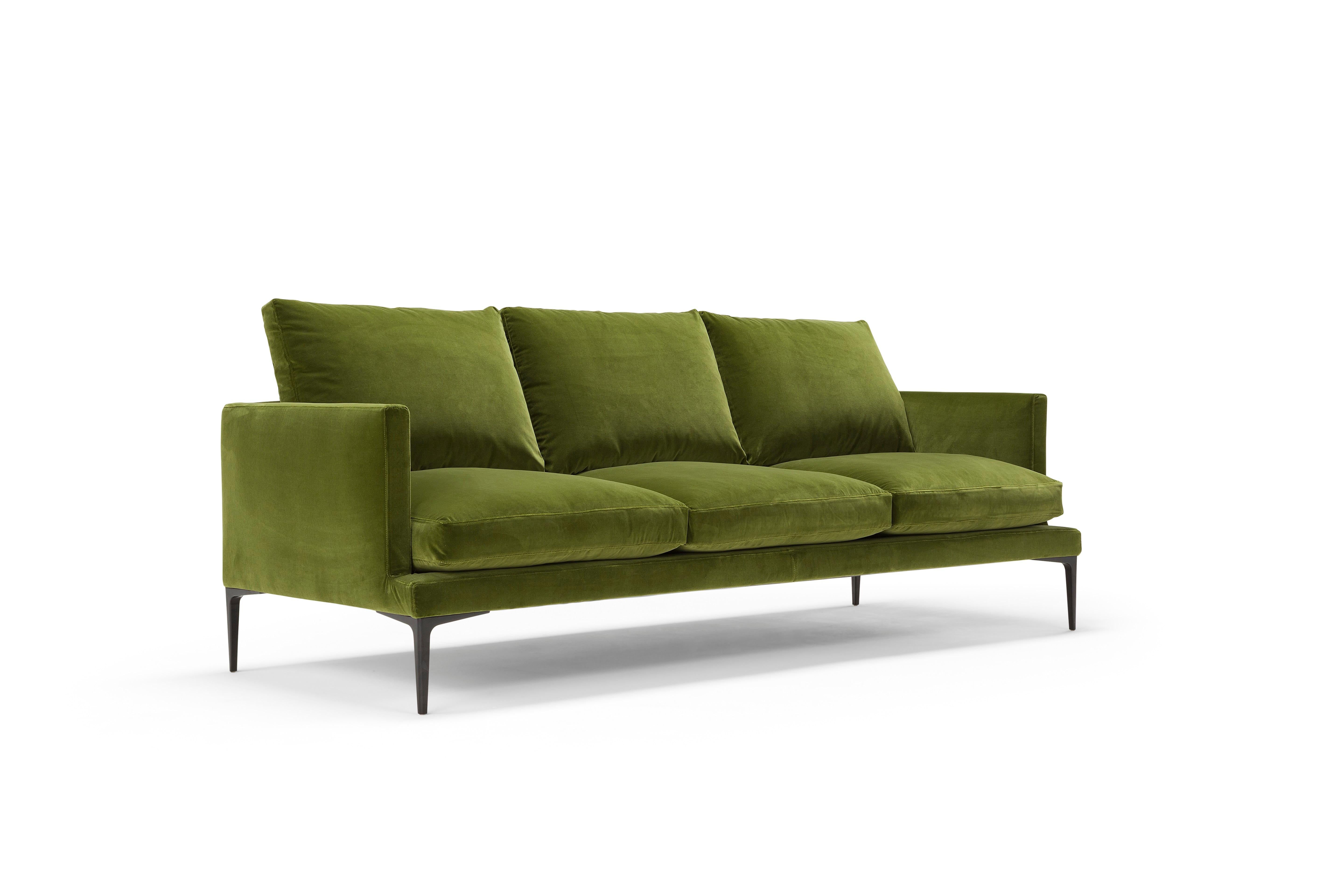 Das Sofa Segno hat klare und sichere Linien mit einer einladenden und bequemen Form. Es ist streng in seinen Linien, die Winkel und Kurven abwechseln, um das Gefühl von Weichheit zu verbessern und das Gefühl von Komfort zu fördern. Der Metallsockel,