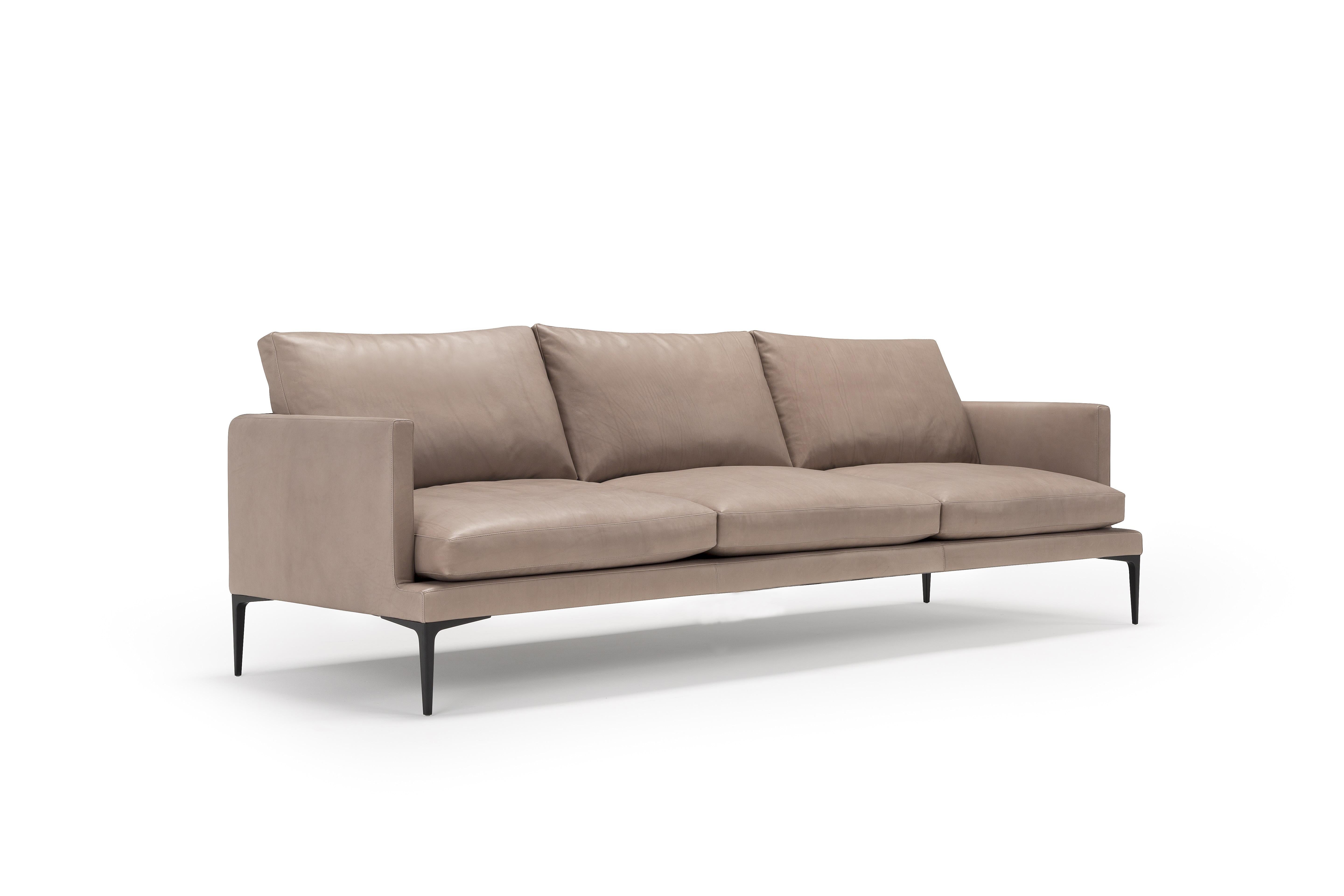 The Segno sofa has clean and safe lines with a welcoming and comfortable shape. It is rigorous in its lines that alternate angles and curves, to improve the sense of softness and forward the sense of comfort. Greater impact is given by the metal