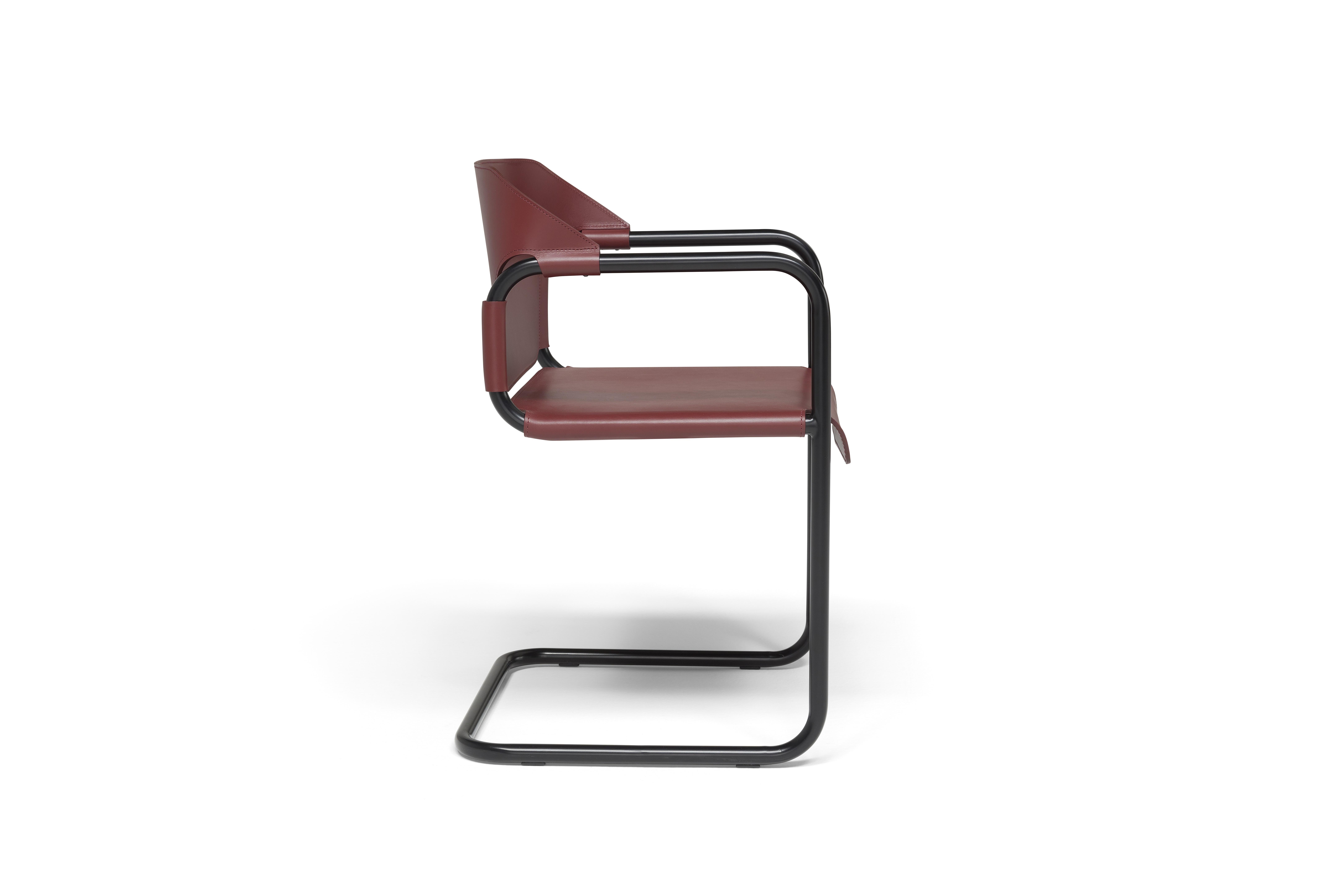 Vienna is an original take on the Classic chairs in a metal tube. The treatment on cuoio enhances it with precious details, at the same time functional and aesthetic, which hark back to the world of saddlers. A belt holds the backrest, holding onto