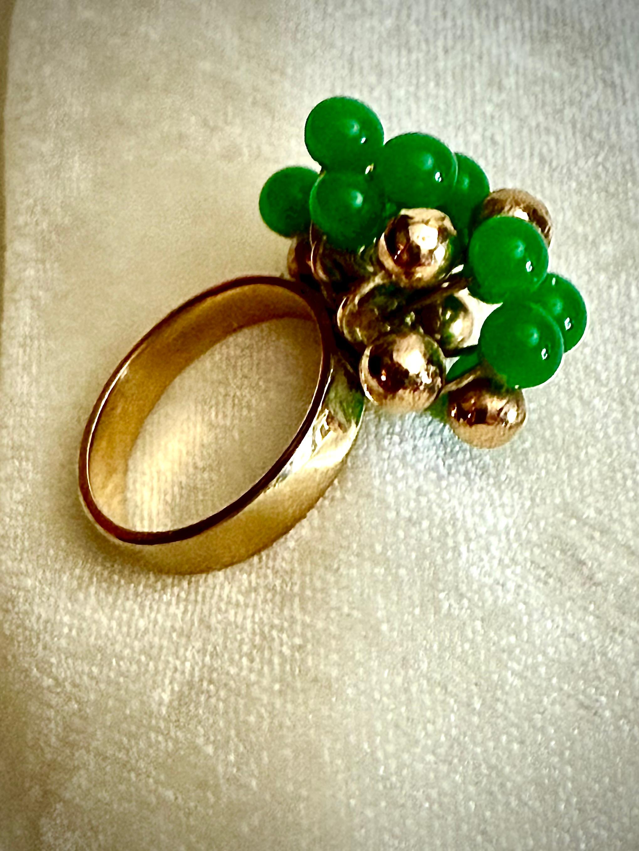 Taglio rotondo Un divertente anello in oro e crisoprasio in vendita