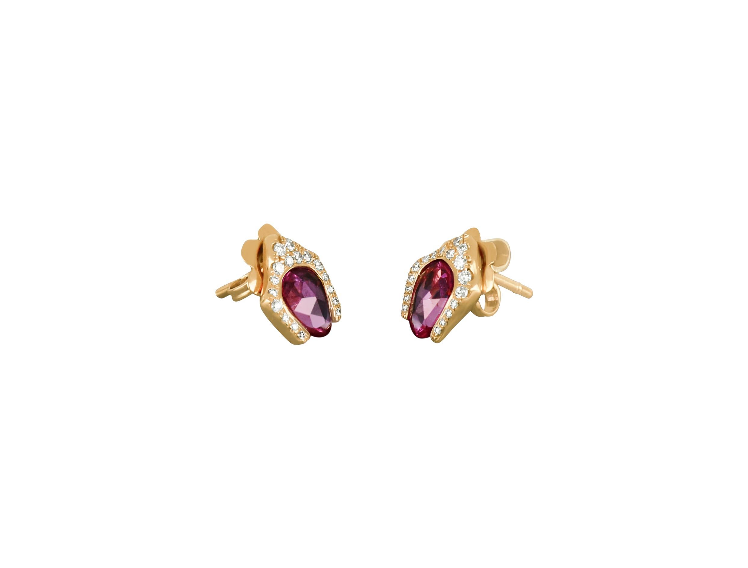 Showcasing the exquisite beauty Amwaj sapphires, Arabesque stud earrings are available in various sapphires colors. Designed to highlight the brilliance of the center sapphire stone that is surrounded by small round diamonds. A sleek and timeless