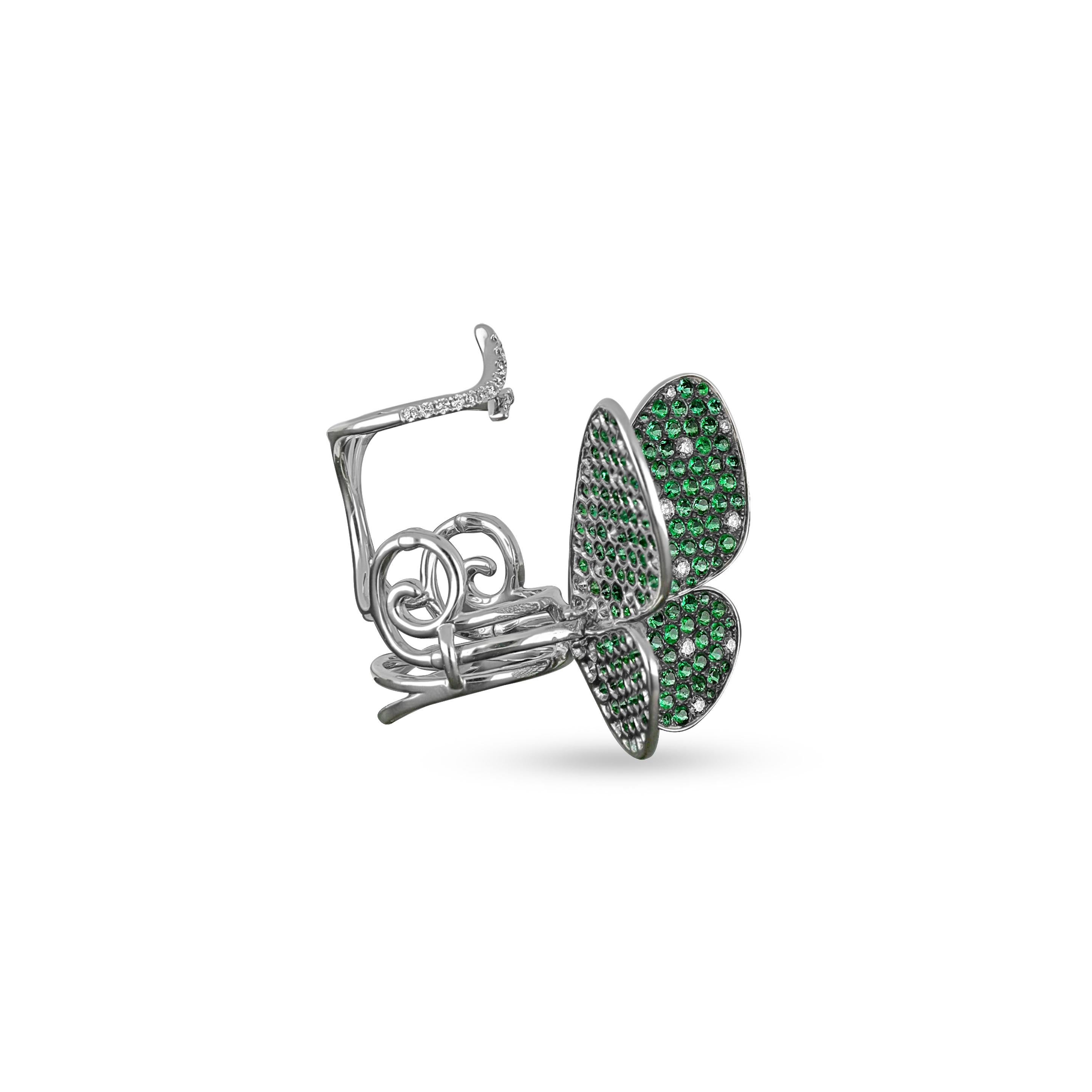 Elle présente un motif papillon ludique serti de diamants de taille ronde et de saphirs verts. La charmante bague Amwaj capture la beauté des ailes de papillon créées dans des rangées brillantes de diamants et de saphirs sertis dans de l'or blanc 18