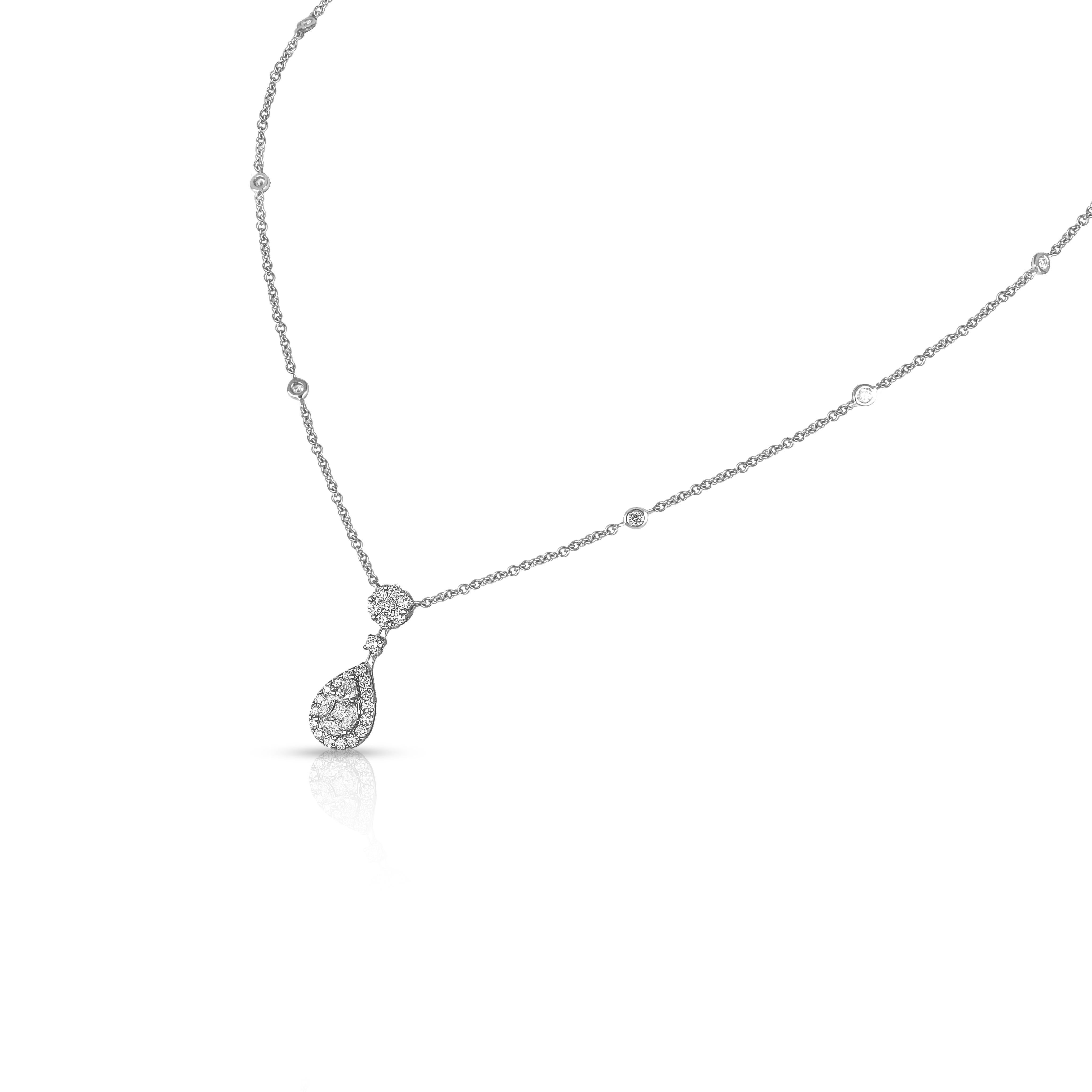 Questo pendente senza tempo, con diamanti rotondi e marquise incastonati a dimostrazione dell'eccezionale qualità, è un design elegante, perfetto sia per gli abiti da giorno che per quelli da sera, sospeso a una raffinata catena in oro bianco 18