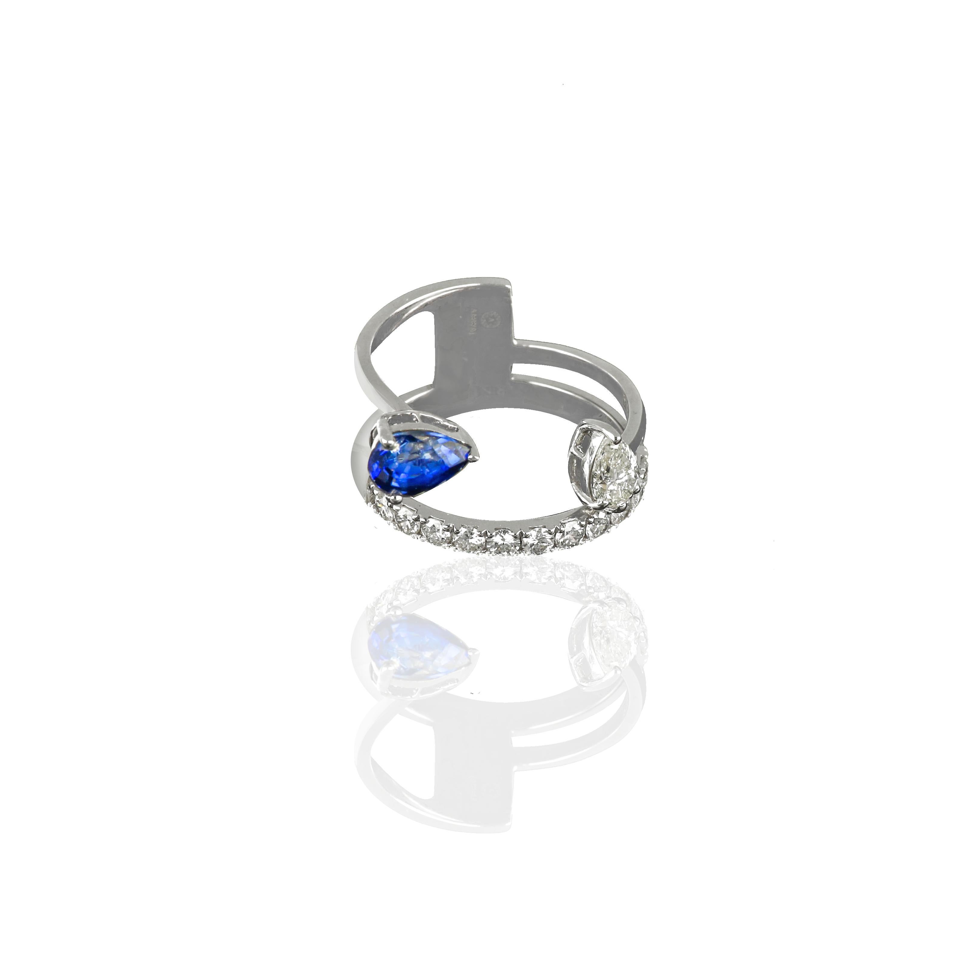 Das Wraparound-Design dieses Rings aus 18 Karat Weißgold verleiht diesem klassischen Ringstil eine frische Modernität. Eine Reihe kleiner runder Diamanten umkreist den Finger, gefasst mit einem Paar eleganter birnenförmiger Diamanten, denen ein 0,87