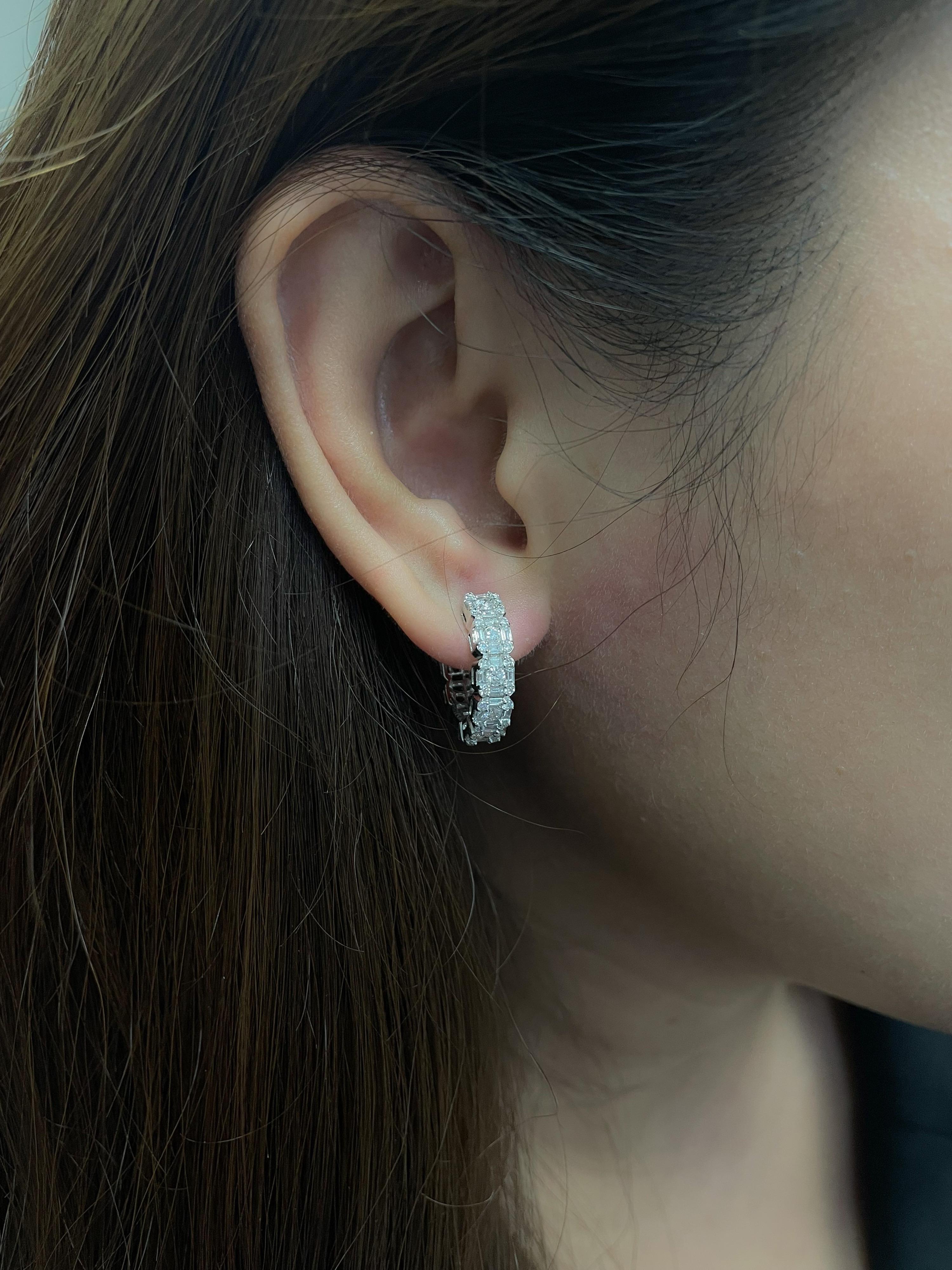 Ces boucles d'oreilles classiques en or blanc 18 carats avec diamants baguette et ronds présentent les plus beaux diamants Amwaj dans un design élégant et raffiné que vous porterez encore et encore. Chaque diamant est serti de manière experte par