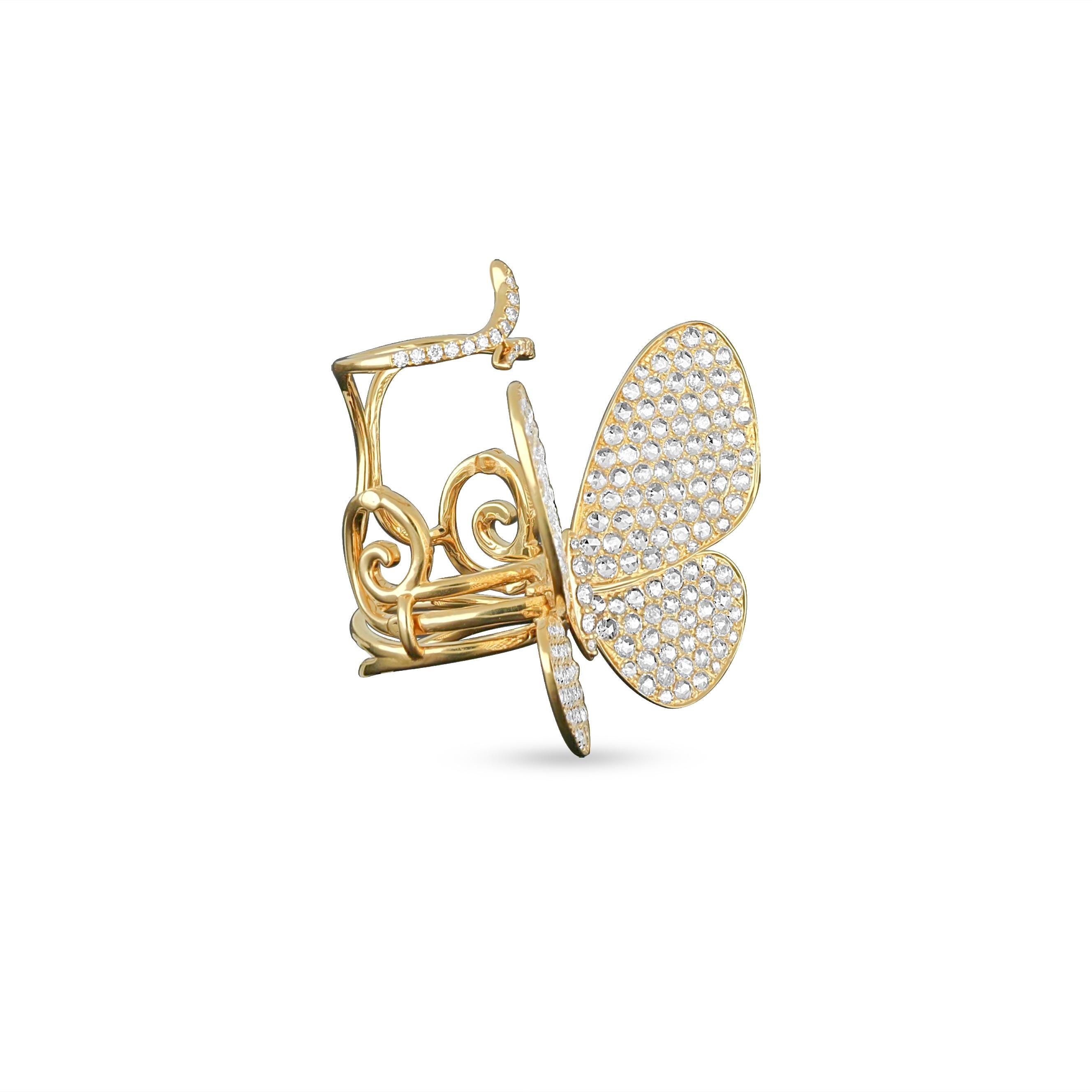 Cette élégante bague en or jaune 18 carats d'Amwaj Jewellery garantit un scintillement délicat en toute occasion. Des diamants ronds taillés en rose sont sertis sur un or jaune pour former le motif éternel d'un papillon, accompagné d'une rangée de