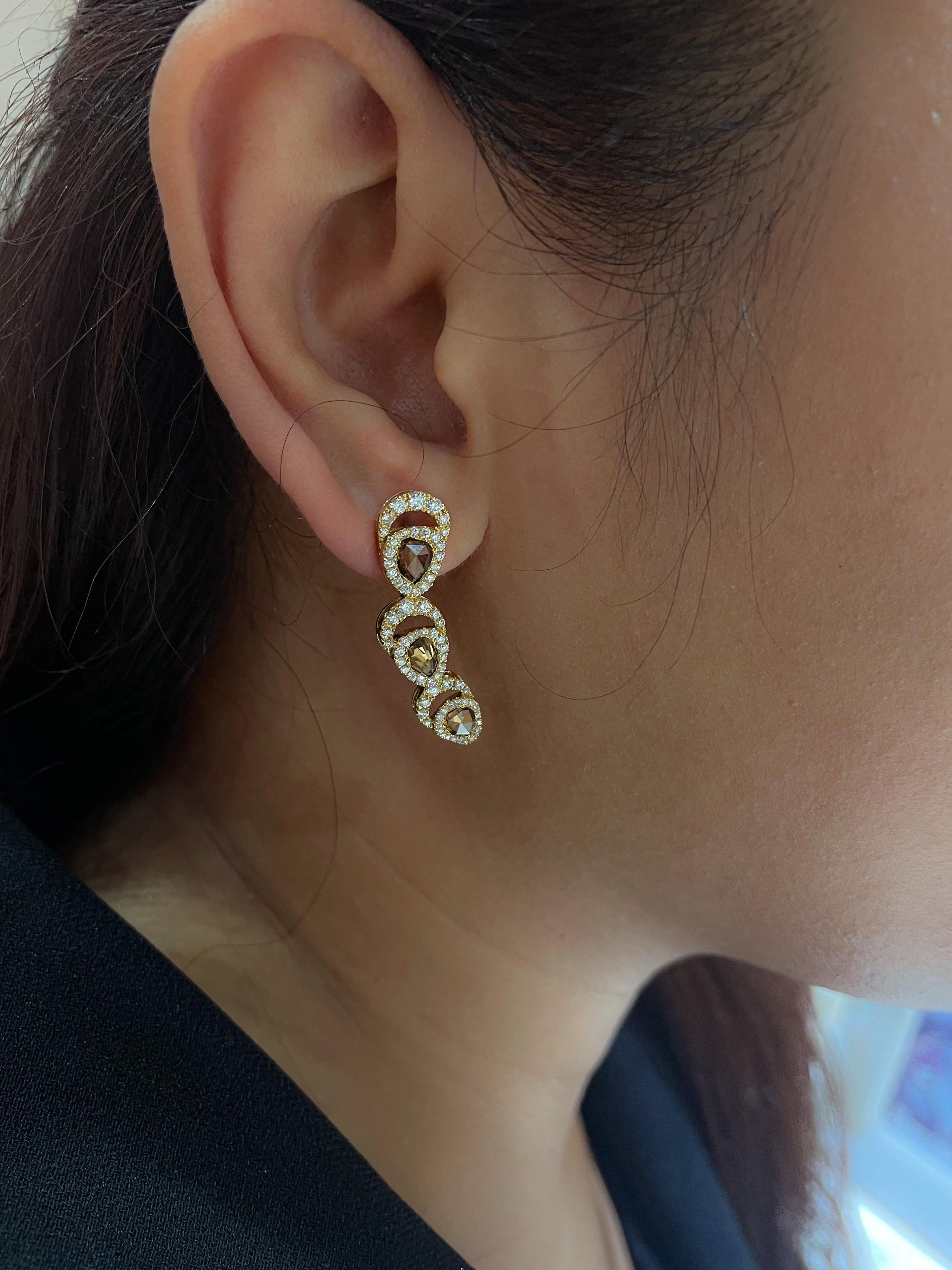 Amwaj 18 Karat Gelbgold Palmen-Ohrringe mit braunem Diamant (Rosenschliff)