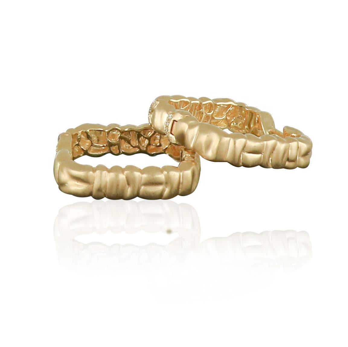 Amwaj Quadratische Ohrringe aus 18 Karat Gelbgold mit Diamanten (Rundschliff) im Angebot