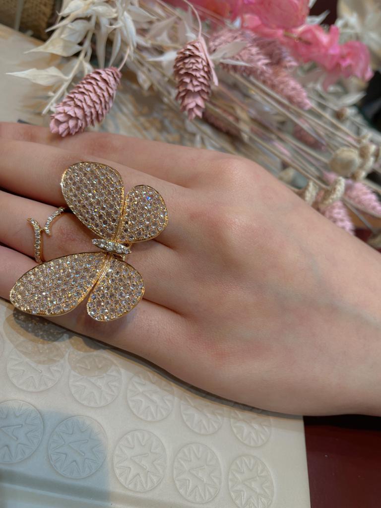 Taille ronde Amwaj Bague papillon en or rose 18 carats avec diamants en vente