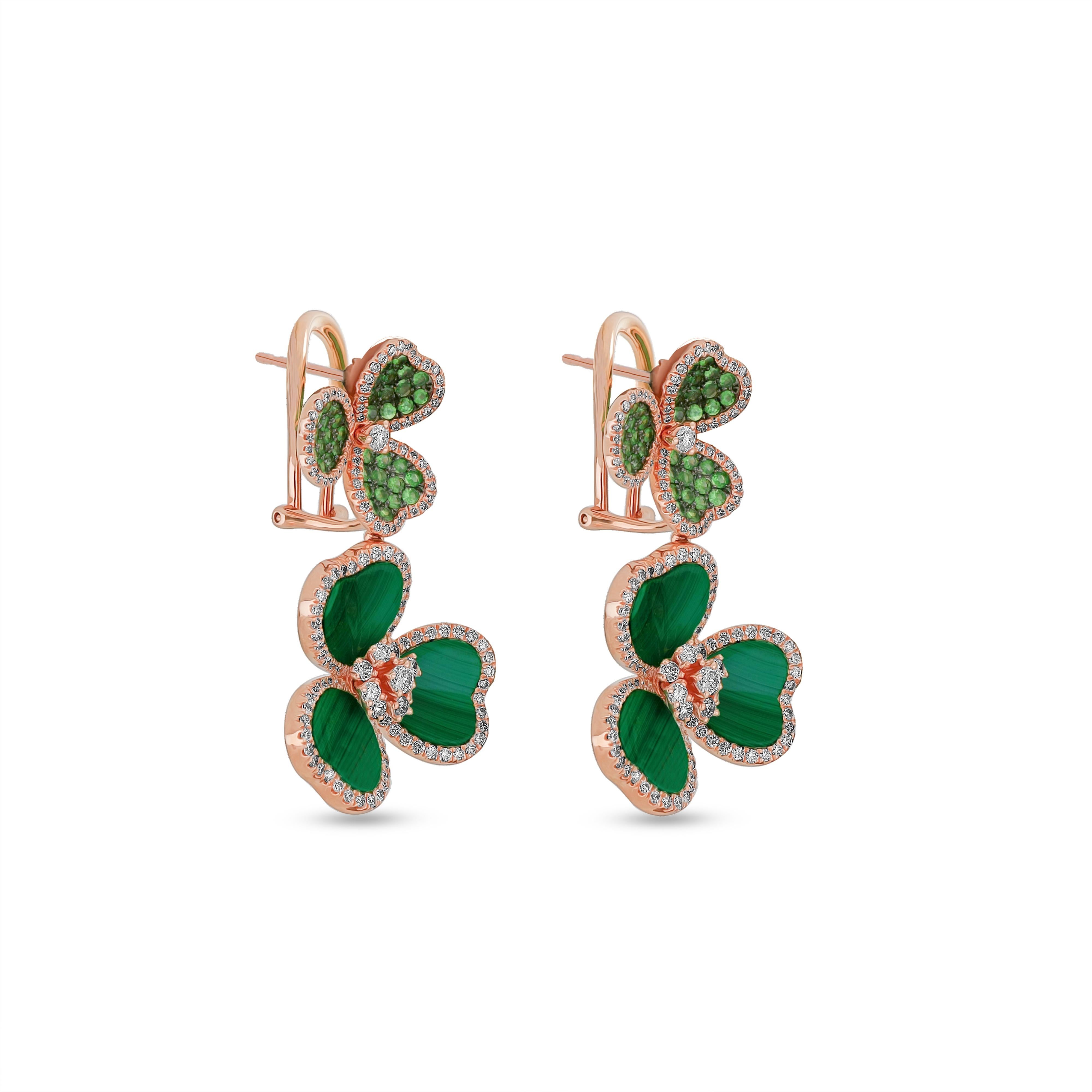 An eye-catching 18K rose gold earrings featuring peridot stones and malachite surrounded by brilliant cut diamond.

-	Weight: 16.052 g
-	Diamond: 1.63 cts
-	Others: 12.480 
-	Color & clarity: G.H / SI
