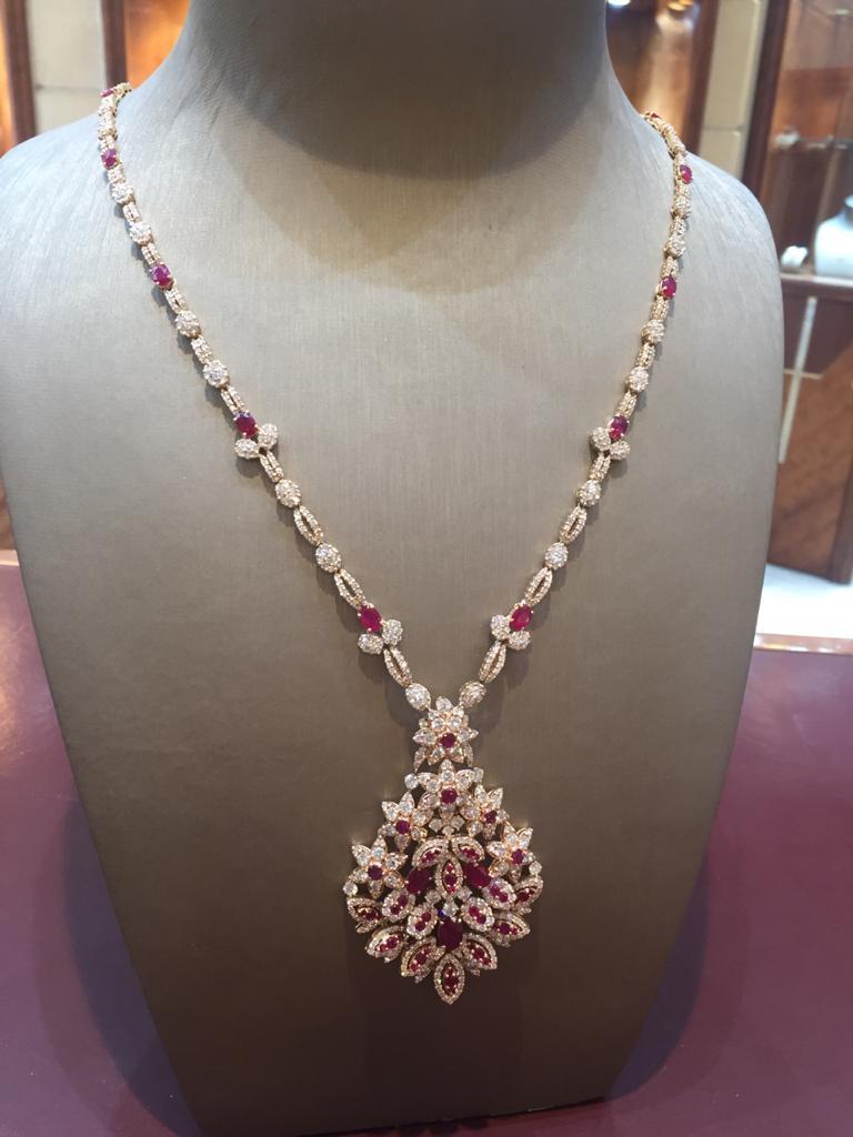 Amwaj Halskette aus 18 Karat Roségold mit Diamanten und Rubinen im Zustand „Neu“ im Angebot in Abu Dhabi, Abu Dhabi