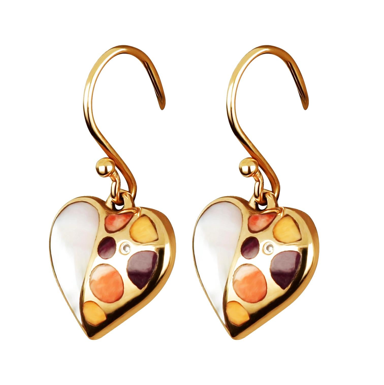 Contemporary 18 karat rose gold earrings featuring perfectly proportioned heart shapes that lead the eye to the exquisite coral and ruby stones, brought to life in blazing mother of pearls.
18 Karat Rose Gold
Weight: 2.74 g