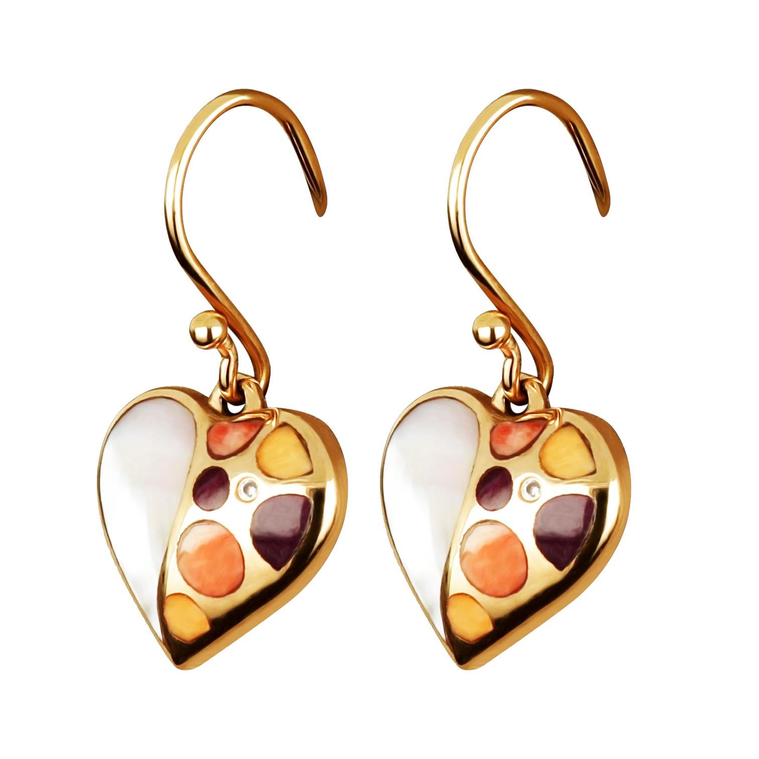 Orecchini contemporanei in oro rosa 18 carati con forme a cuore perfettamente proporzionate che conducono l'occhio verso le squisite pietre di corallo e di rubino, rese vive da una sfolgorante madreperla.
oro rosa 18 carati
Peso: 2.74 g