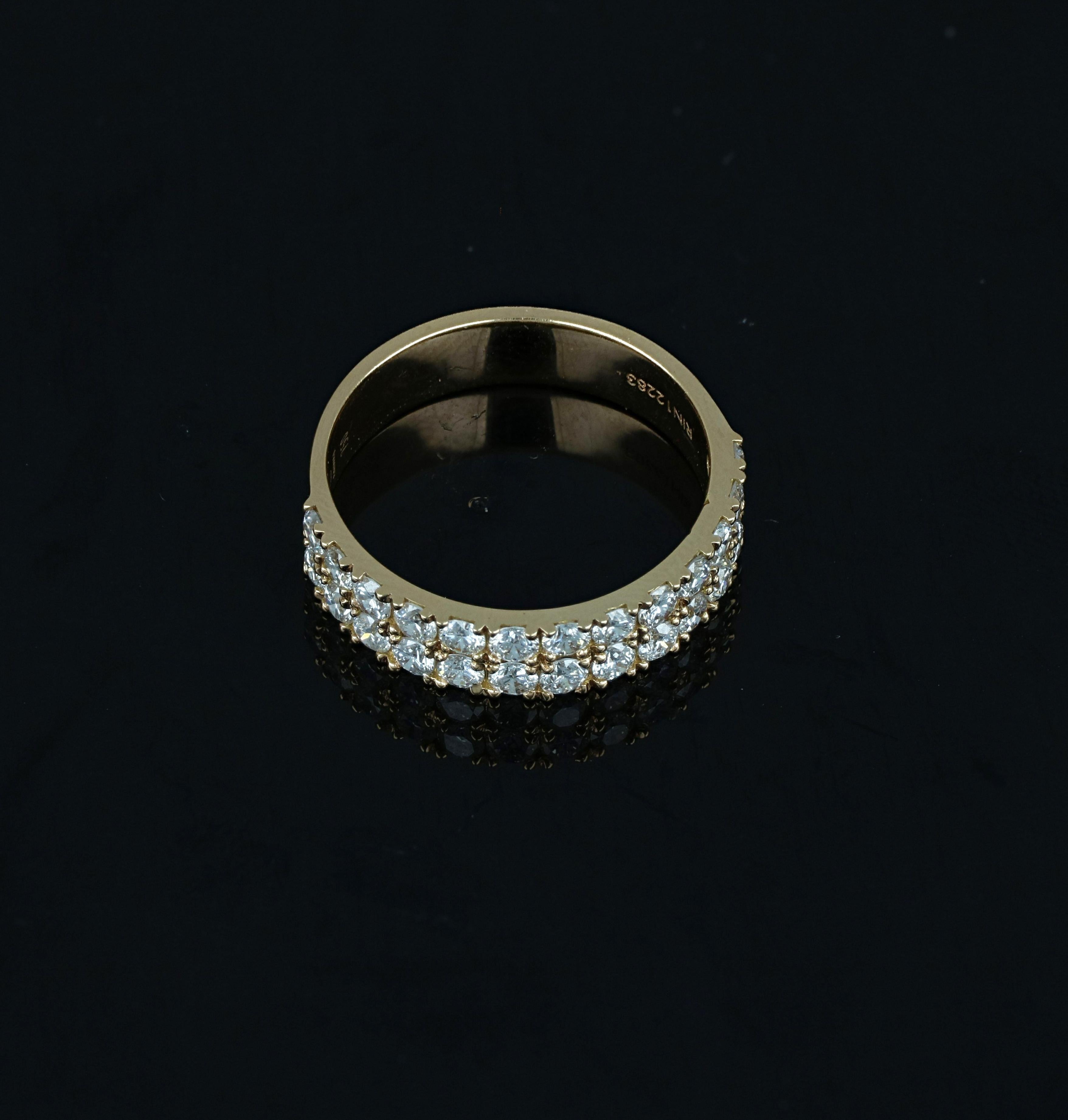 El elegante oro rosa de 18 quilates se enrolla sobre sí mismo en este anillo de diamante redondo de Amwaj Jewellery. Un anillo escultural con una elegancia innata.  
Diamantes (Peso total en quilates: 1.01 ct) 
Claridad del diamante: VS / G