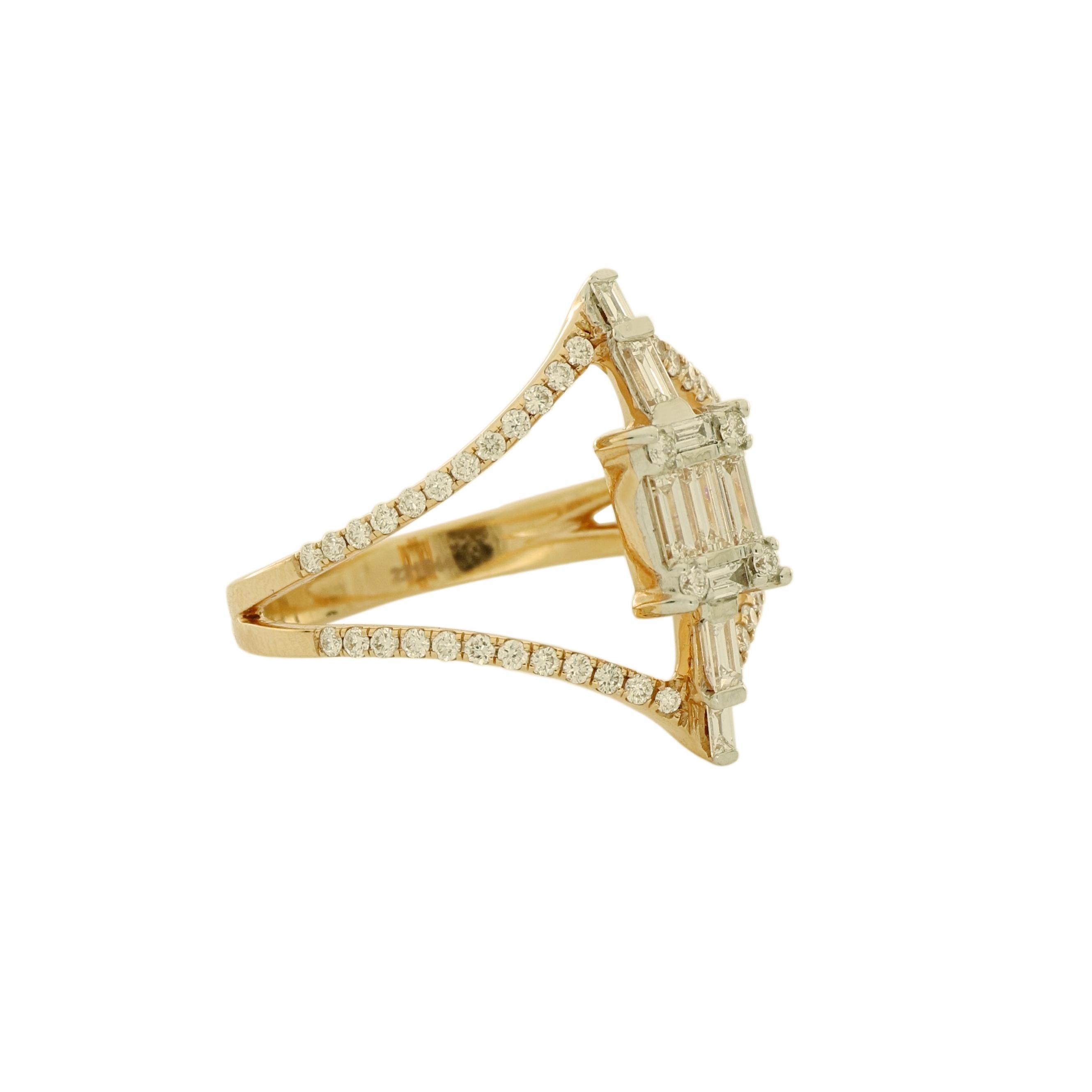 Der Ring aus 18 Karat Roségold besteht aus 2 Lagen rundgeschliffener Diamanten, die von einem Baguetteschliff in der Mitte umrahmt werden. Der Ring ist so fein gearbeitet, dass er eine starke Persönlichkeit, einen einzigartigen Geschmack und ein