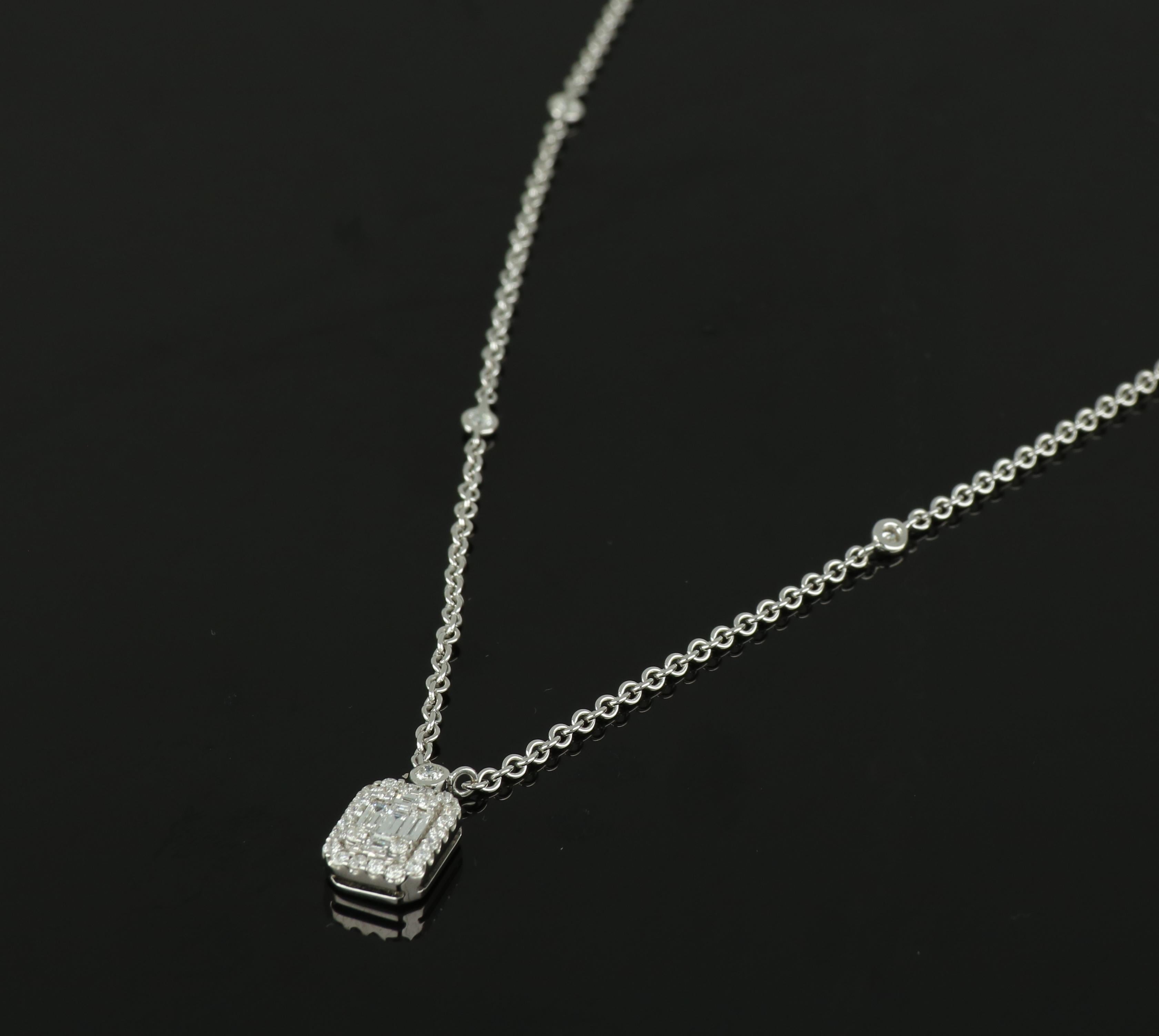 Romantique Amwaj Jewellery Pendentif en or blanc 18 carats avec diamants et émeraude en vente