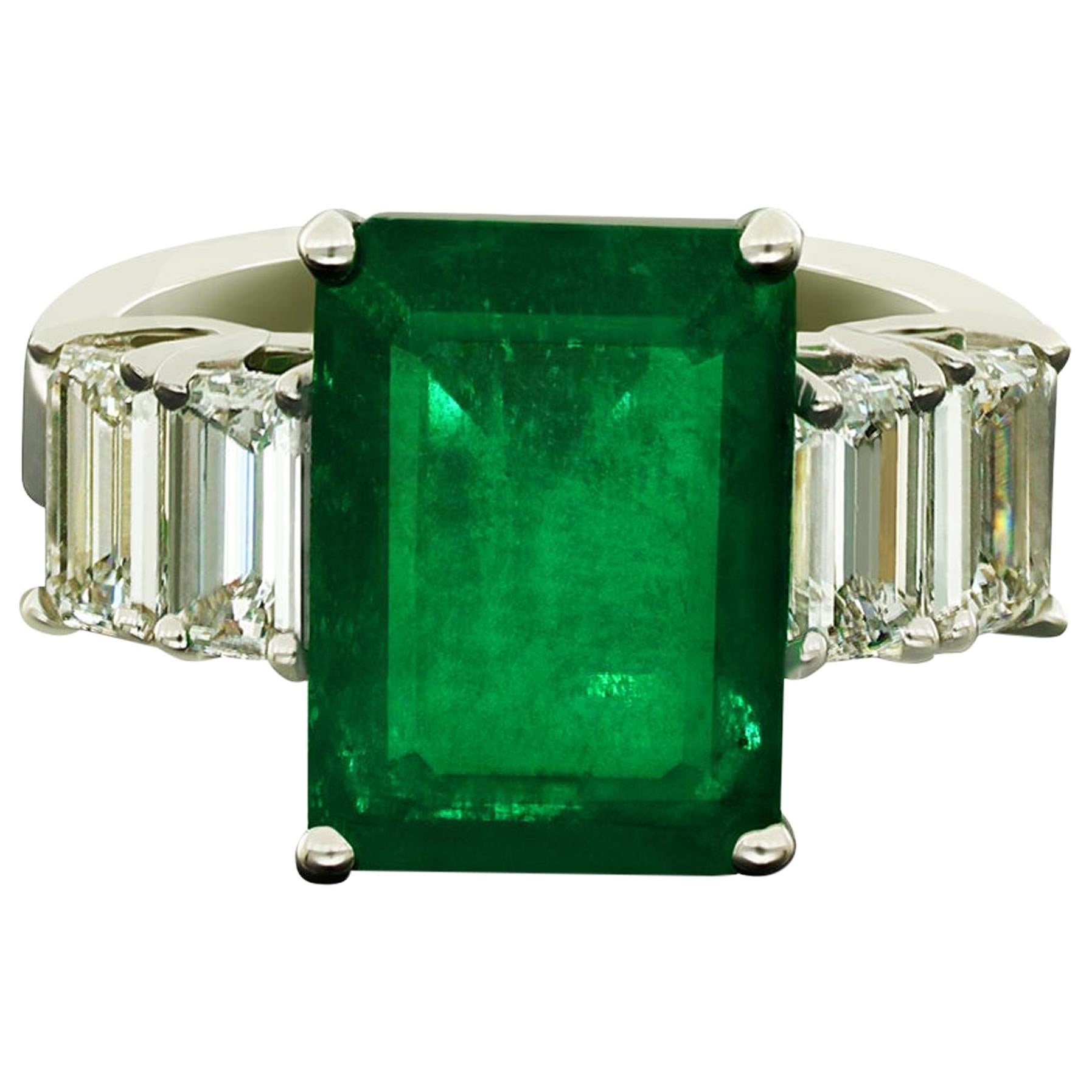 Amwaj Jewellery 18 Karat White Gold Ring with Emerald and Diamond For Sale