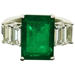 Amwaj Jewellery 18 Karat White Gold Ring with Emerald and Diamond