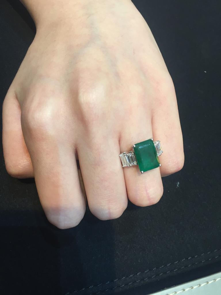 Amwaj Jewellery 18 Karat White Gold Ring with Emerald and Diamond In New Condition For Sale In Abu Dhabi, Abu Dhabi