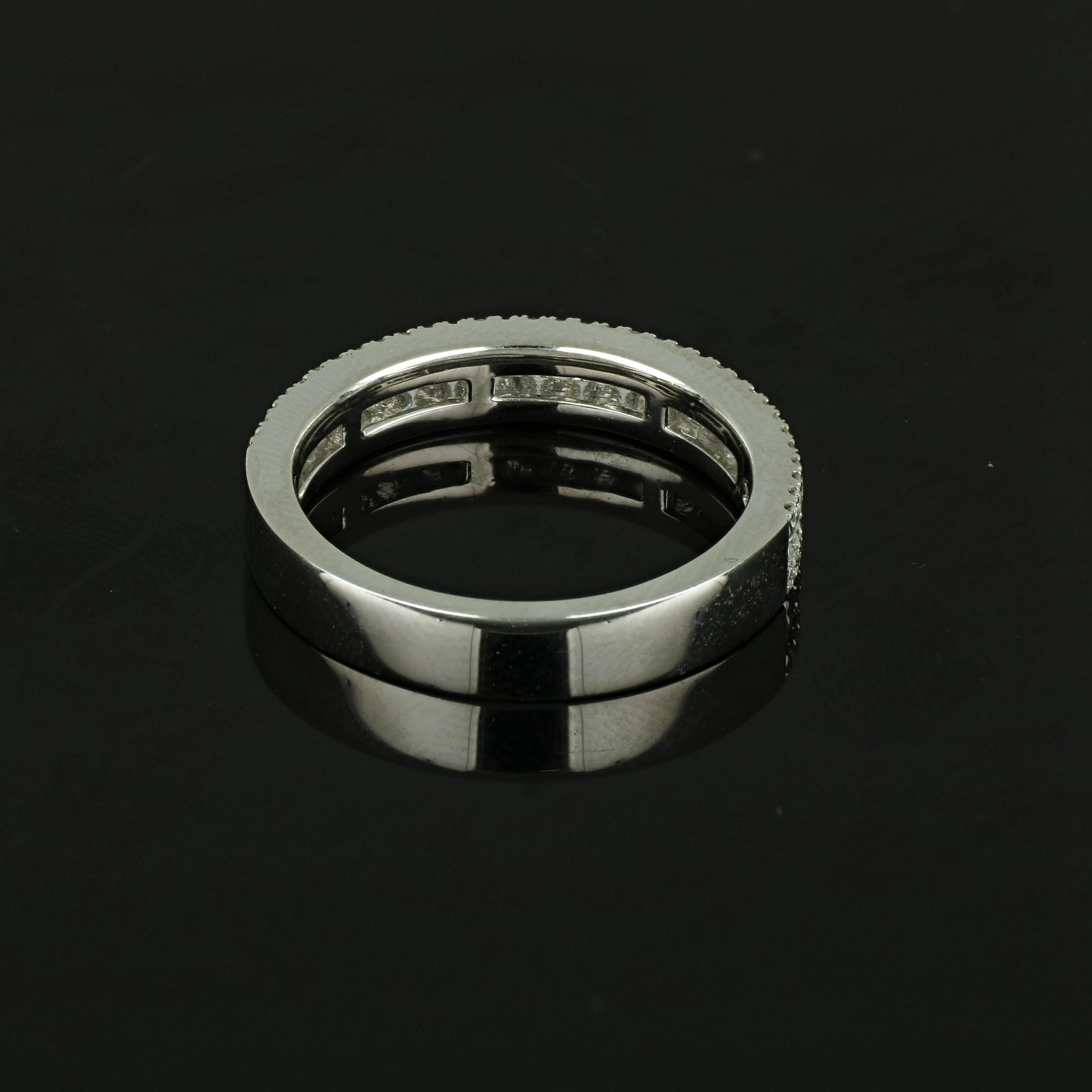Este anillo de oro blanco de 18 quilates con diamantes de Amwaj Jewellery presenta delicados remolinos que giran sin fin a su alrededor. Engastada con diamantes redondos que forman un círculo de destellos alrededor del dedo; eternamente bella y