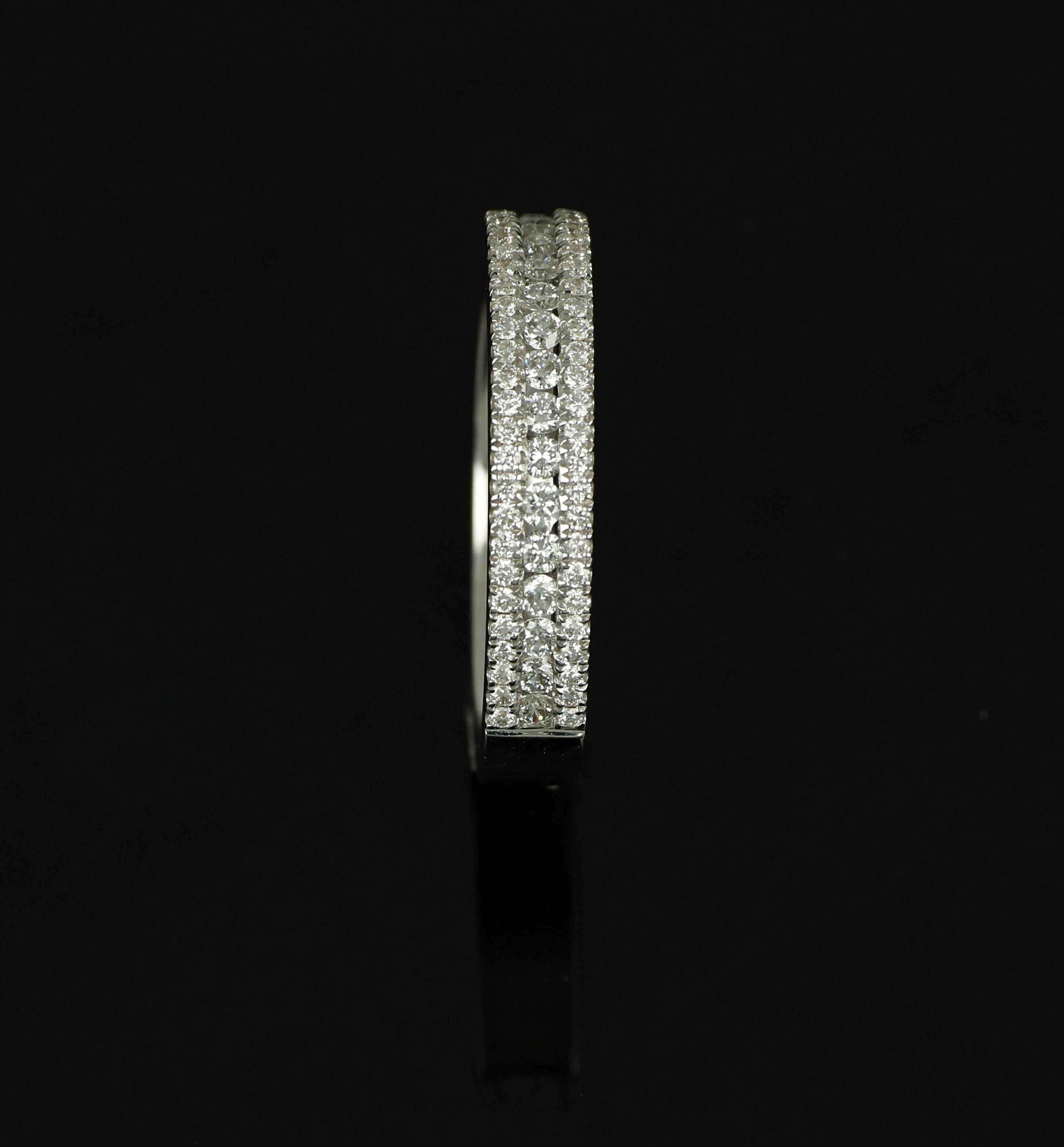 Anillo de oro blanco de 18 quilates con diamante redondo de Amwaj Jewellery Romántico