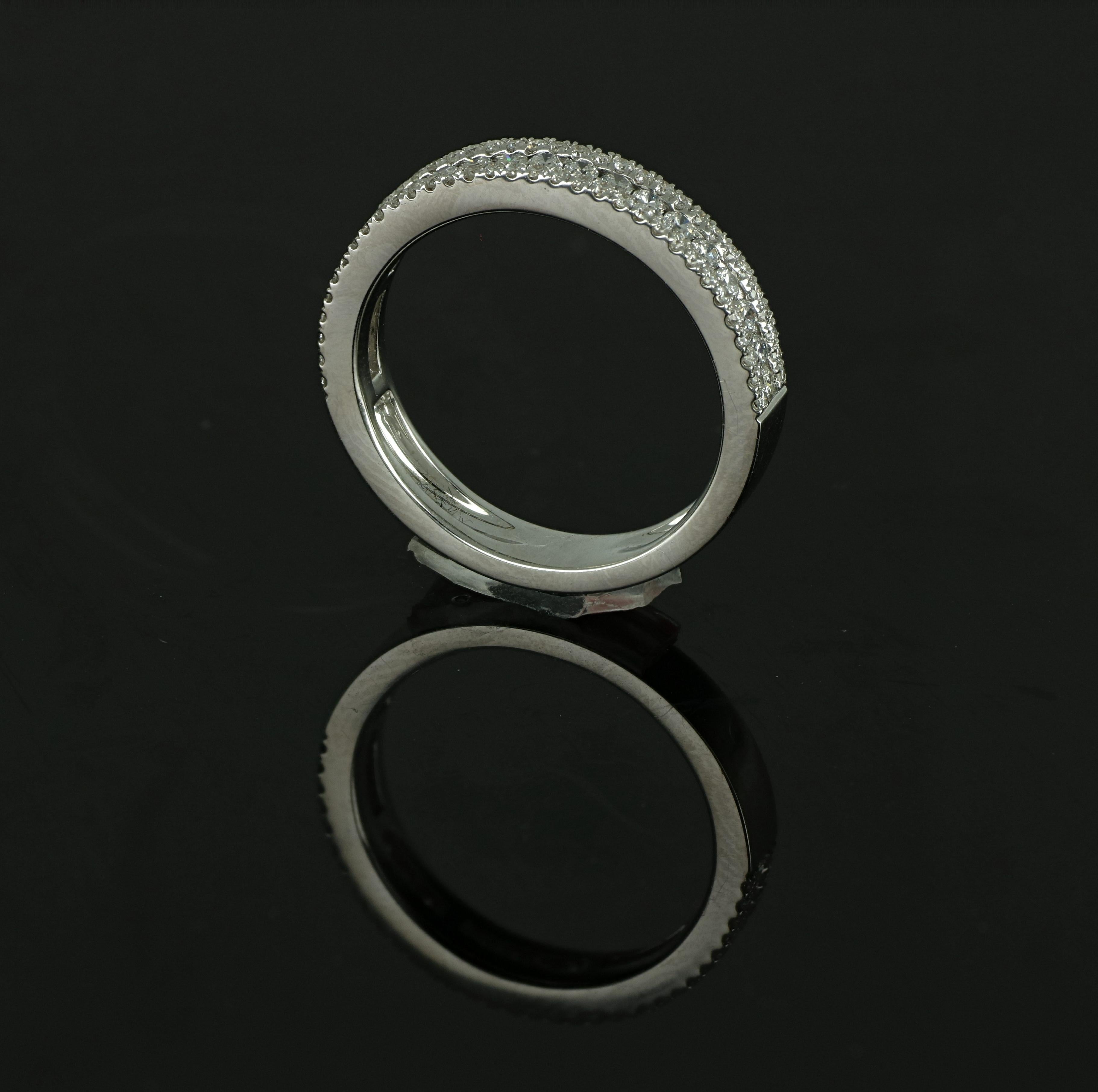 Anillo de oro blanco de 18 quilates con diamante redondo de Amwaj Jewellery Corte redondo