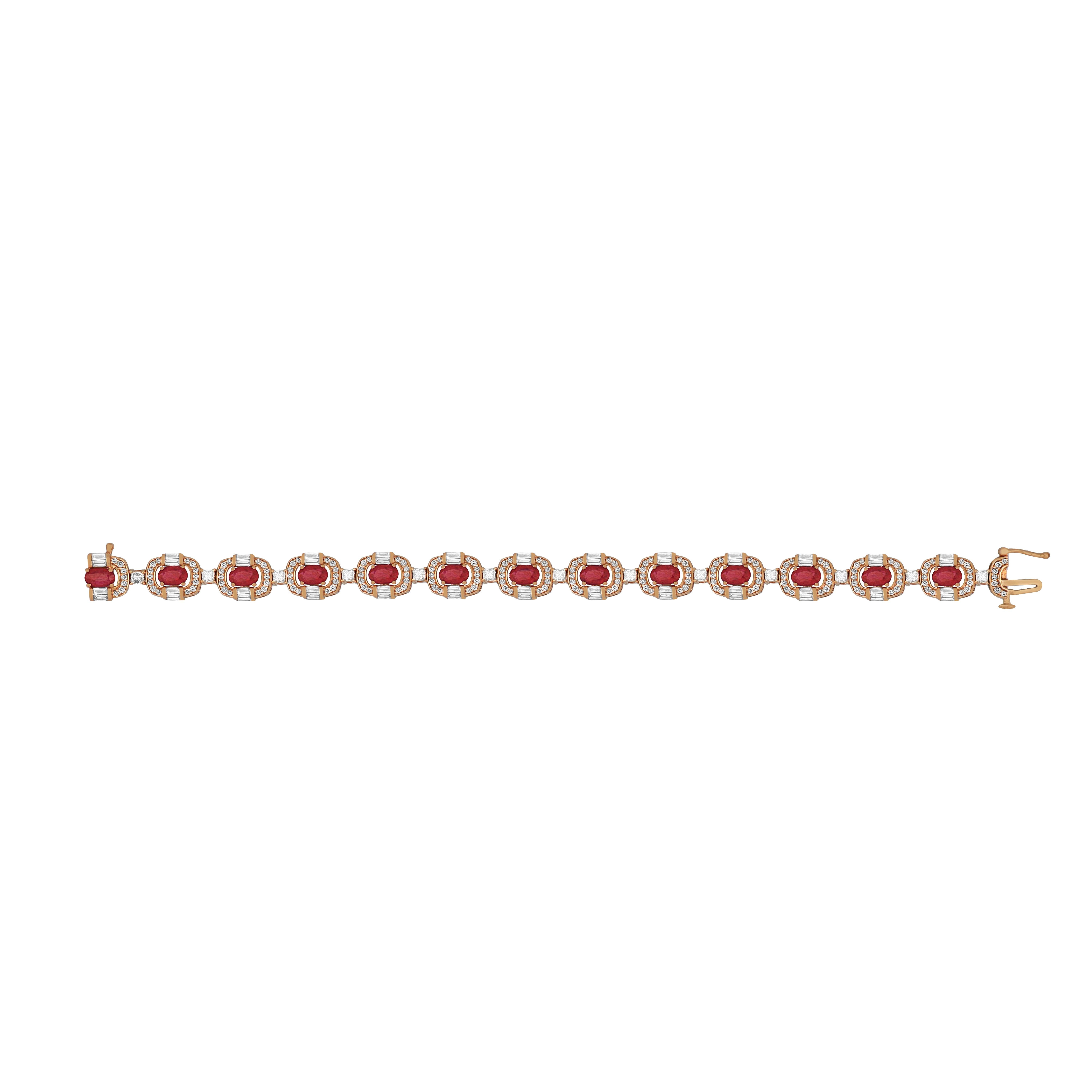 Dieses elegante Armband aus 18 Karat Roségold von Amwaj Jewellery garantiert zartes Funkeln für jeden Anlass. Mit runden, Baguette- und Prinzess-Diamanten, begleitet von einer Reihe von runden Rubinen.

Gewicht: 24.300 g 
Diamant: 2.800 Karat
Farbe