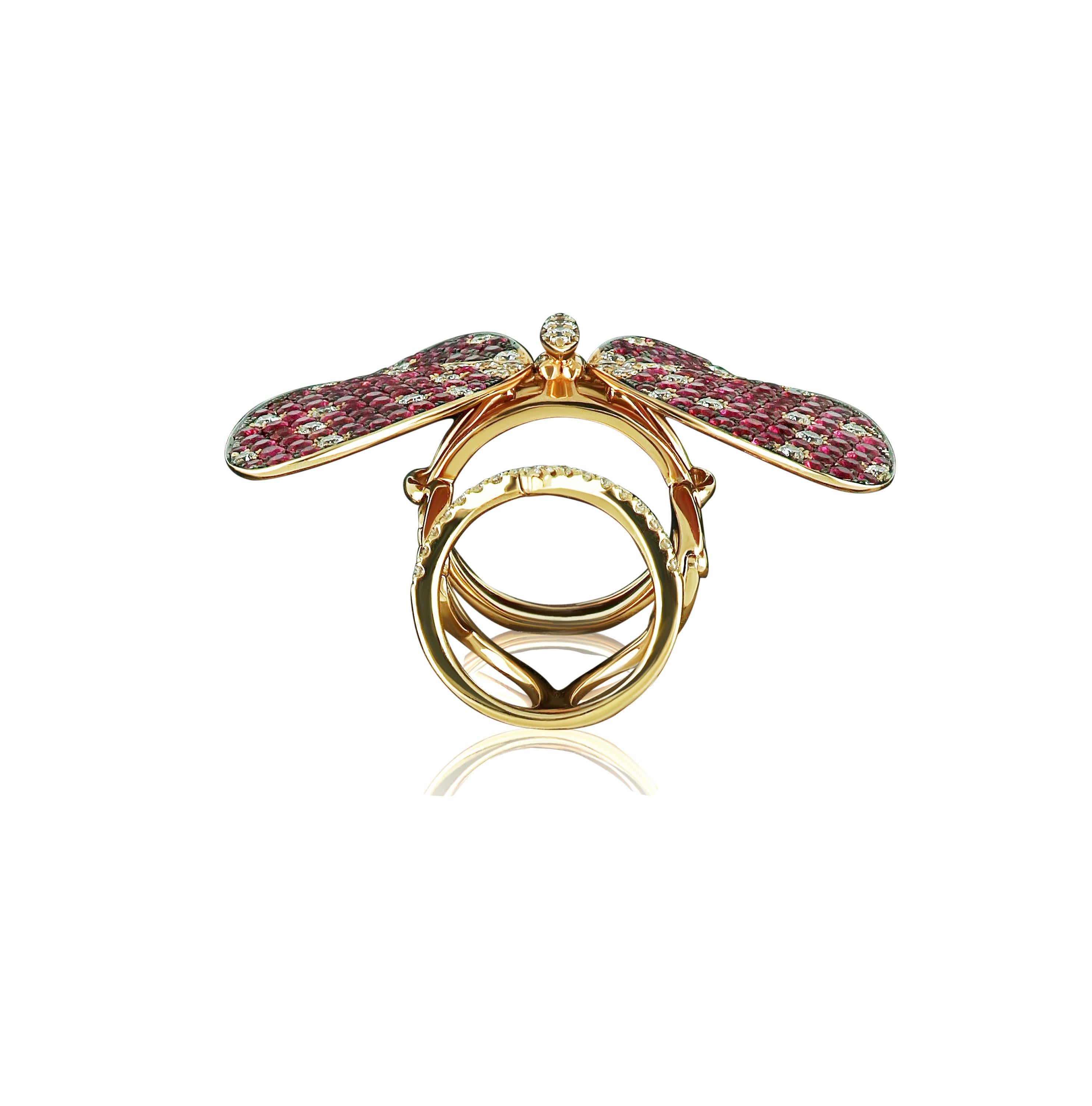 Dieser elegante Ring aus 18-karätigem Roségold von Amwaj-Schmuck garantiert zartes Funkeln für jeden Anlass. Runde Diamanten und Rubine sind so gefasst, dass sie das ewige Motiv eines Schmetterlings bilden, begleitet von einer Reihe kleiner runder