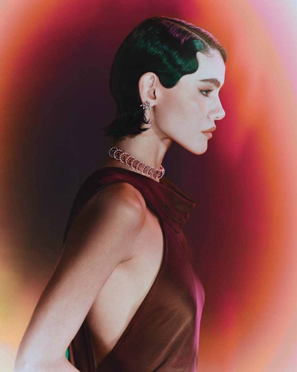 Cet exquis tour de cou Amwaj Jewellery de la collection Eclipse est un véritable chef-d'œuvre, capturant la beauté hypnotique de l'alignement céleste. Réalisé en or rose 18 carats, il met en valeur l'allure éthérée des pierres précieuses Rubis