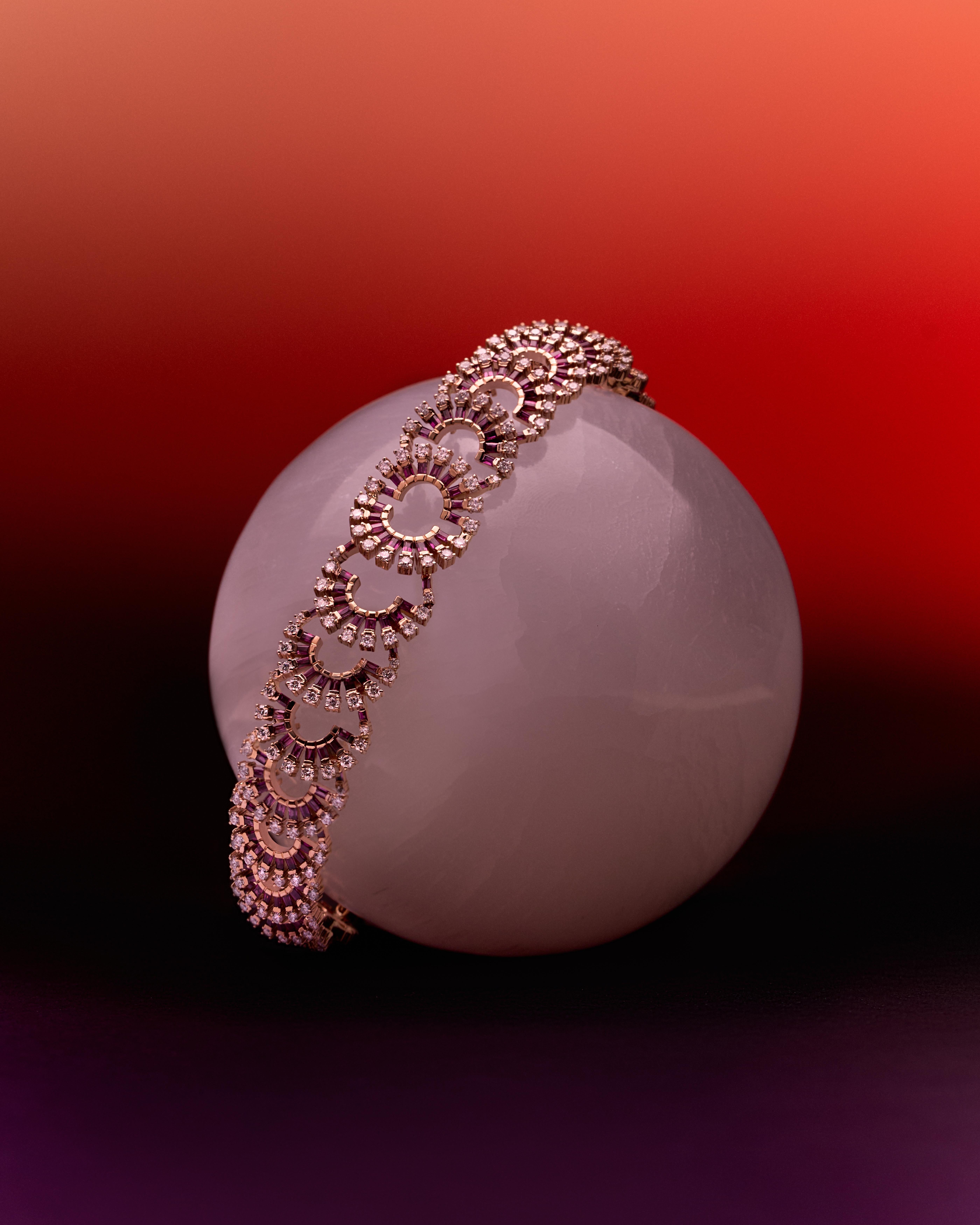 Art déco Amwaj Jewellery Collier ras du cou en or rose 18 carats avec rubis et diamants taille ronde en vente
