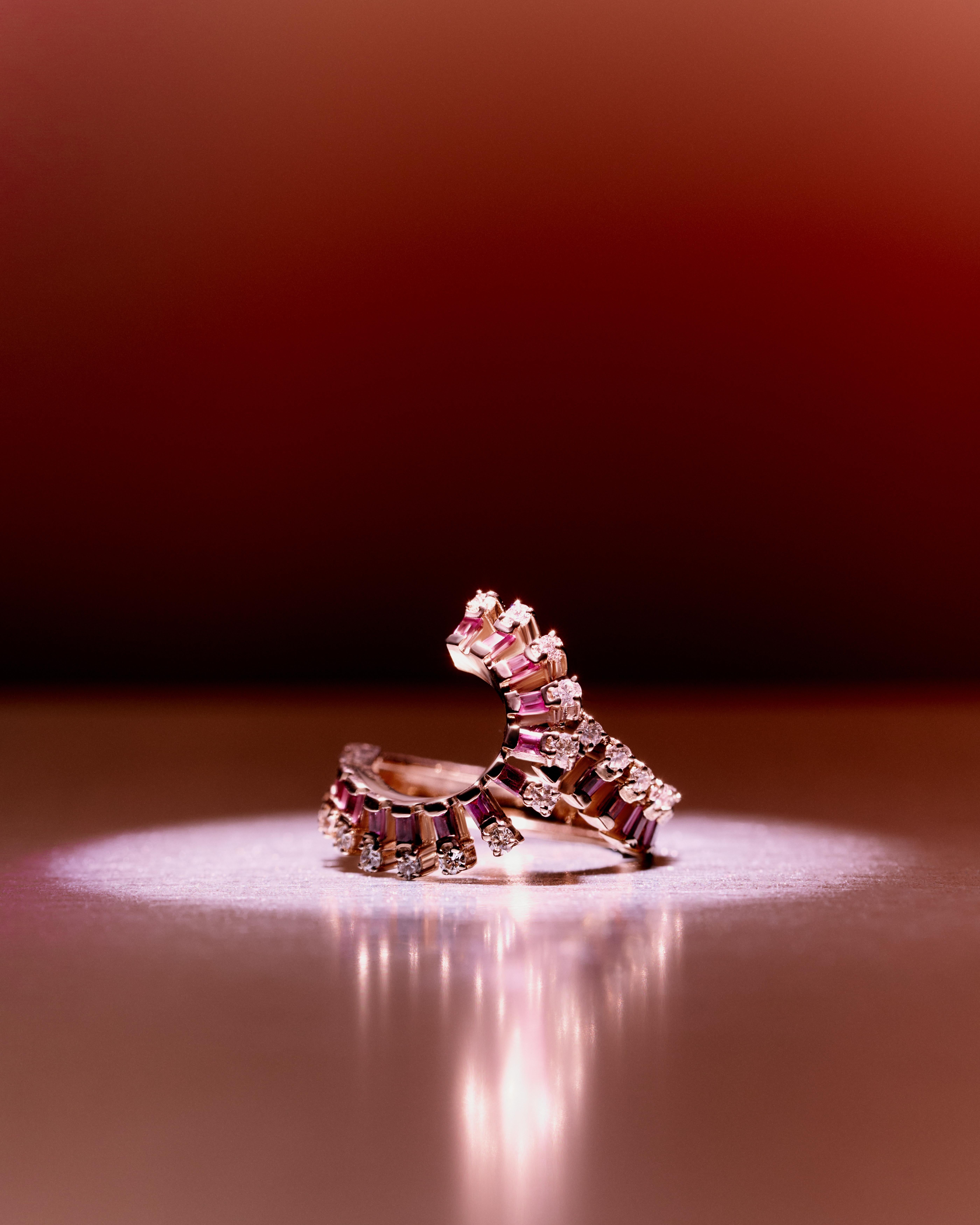 En venta: Anillo Amwaj Jewellery de oro rosa de 18 quilates con rodolita y diamantes de talla redonda .  2
