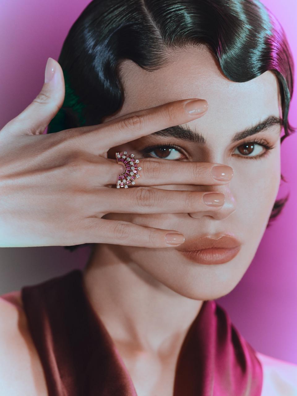 Este exquisito anillo de Amwaj Jewellery es una verdadera encarnación de la elegancia, que combina la inspiración celestial con el lujo atemporal. Elaborada en luminoso oro rosa de 18 quilates, exhibe la cautivadora belleza de la rodolita, una gema
