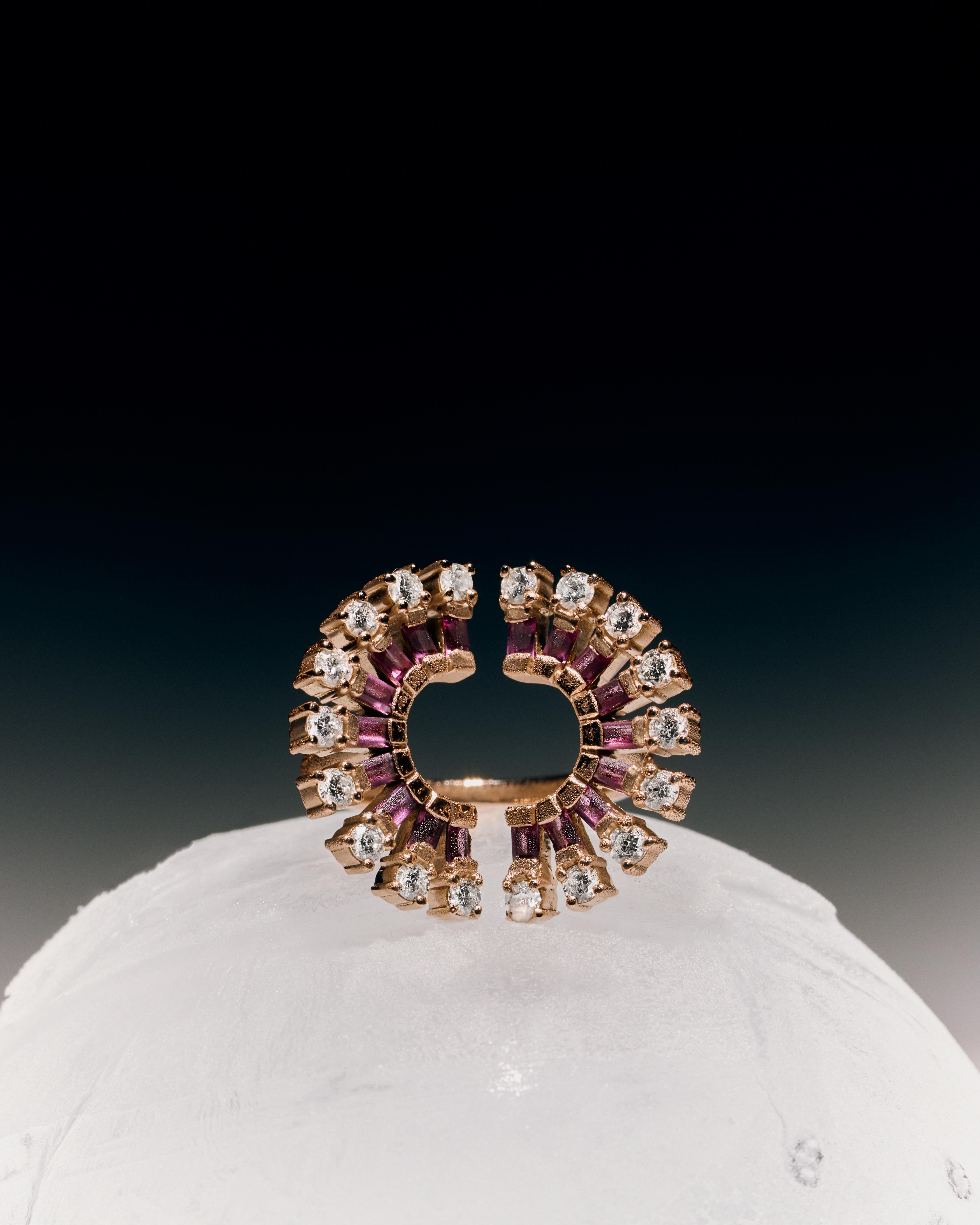 En venta: Anillo de oro rosa de 18 quilates con rodolita de Amwaj Jewellery  y Diamantes de talla redonda .  4