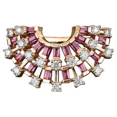 Anello in oro rosa 18 carati con rodolite di Amwaj Jewellery  e diamanti a taglio rotondo.