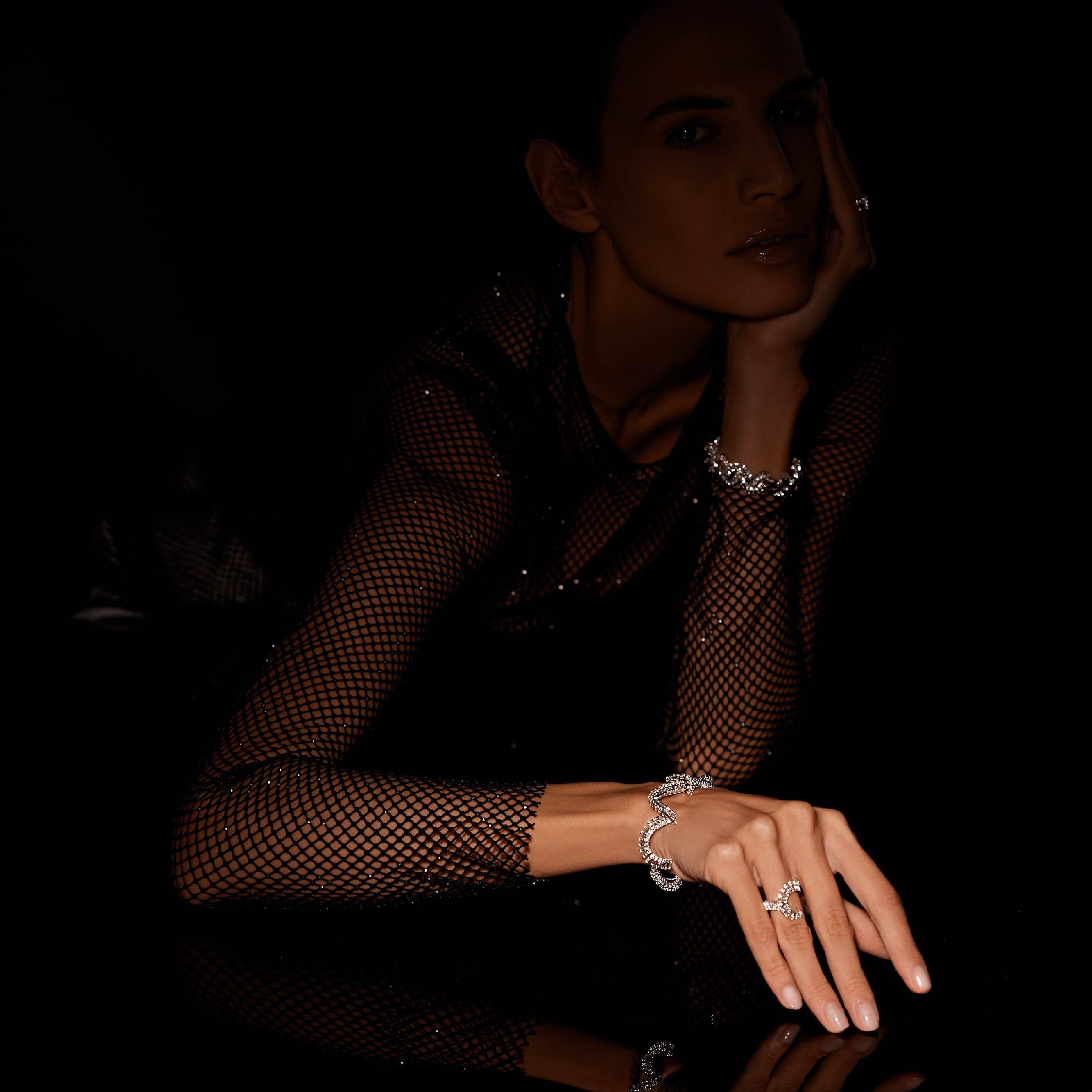 Les diamants baguettes et ronds les plus fins, triés sur le volet, sont sertis sur un bracelet en or blanc 18 carats. Eclipse raconte les histoires captivantes des corps célestes.

-	Poids : 27,92 g
-	Diamant : 7,85 cts
-	Couleur et clarté : G.H.