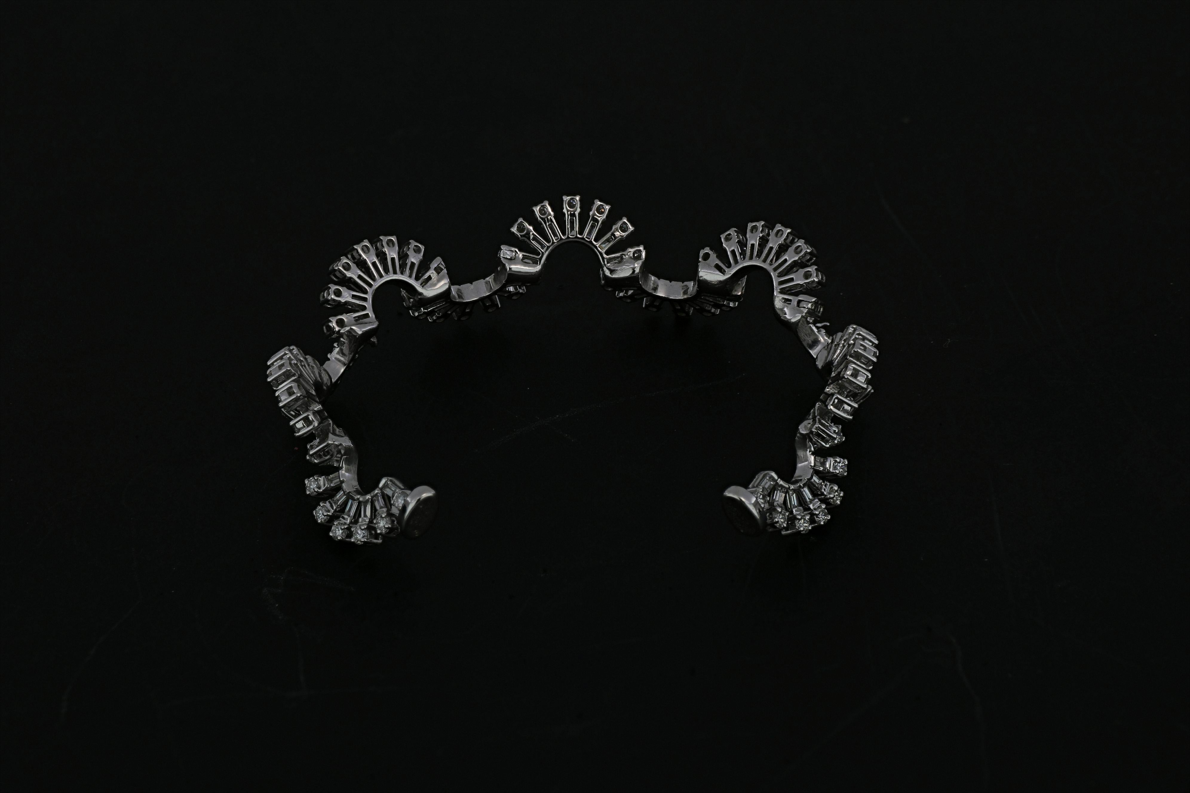 Art déco Amwaj Jewellery Bracelet jonc en or blanc 18 carats avec diamants taille baguette et ronde en vente