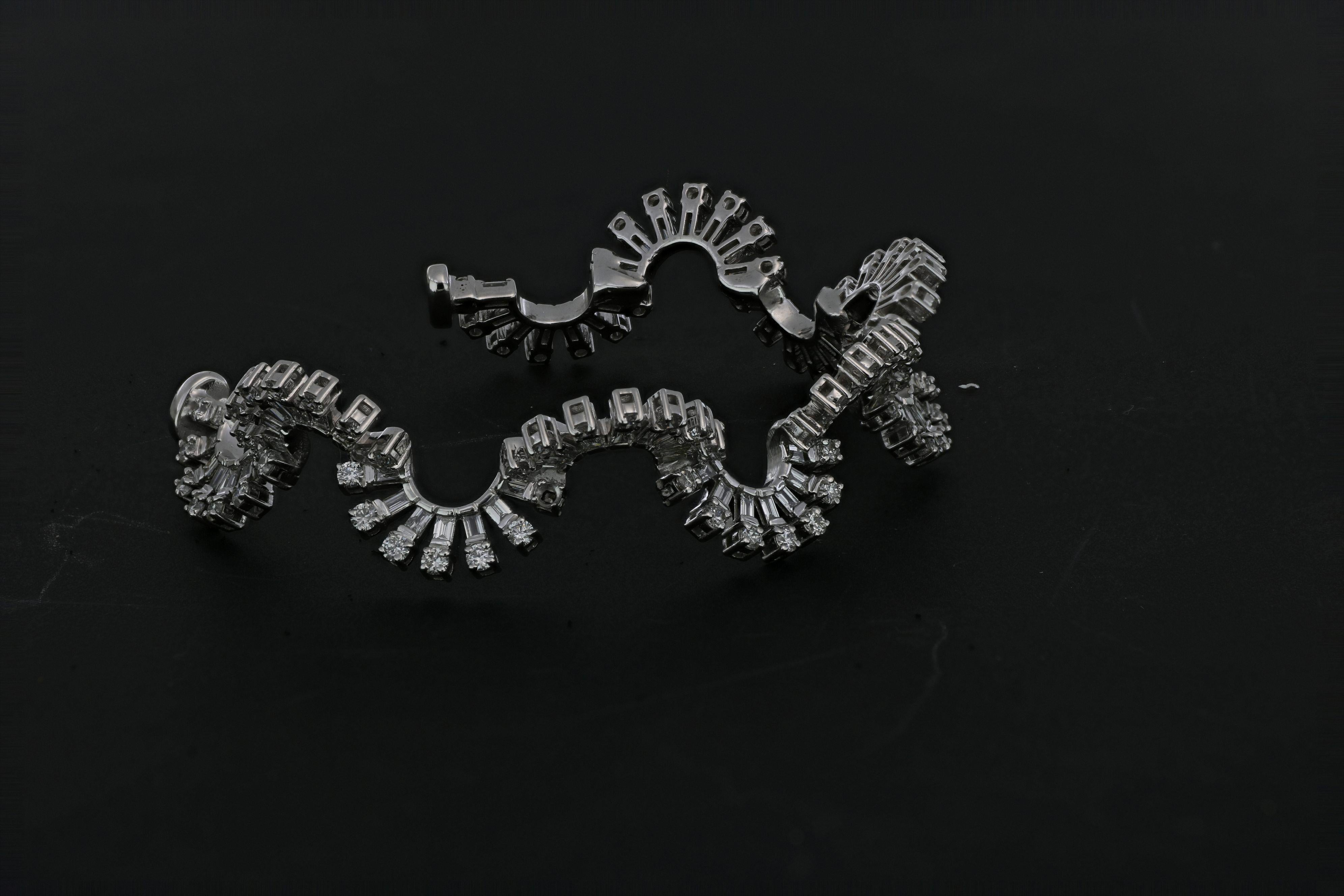 Taille baguette Amwaj Jewellery Bracelet jonc en or blanc 18 carats avec diamants taille baguette et ronde en vente