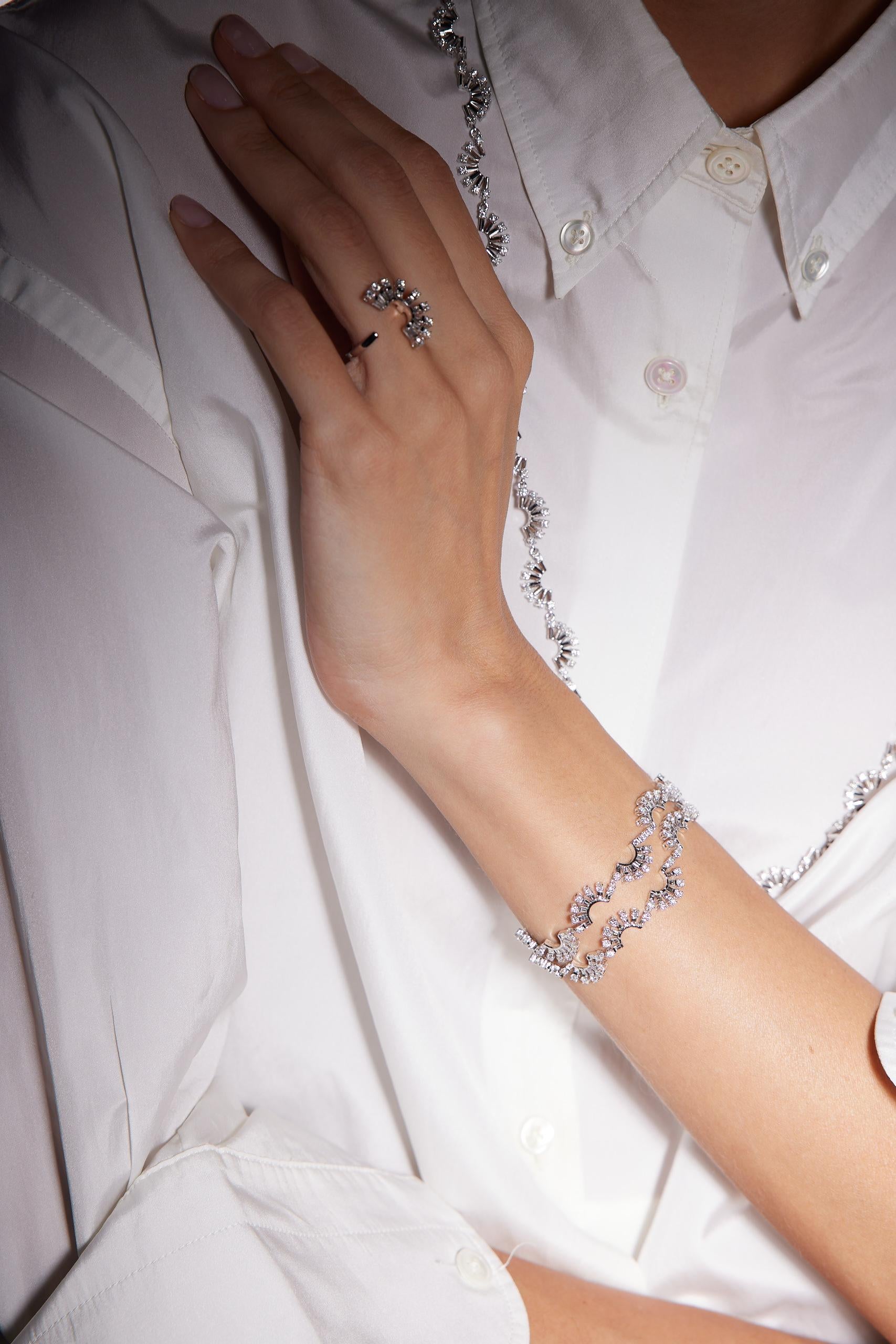 Taille baguette Amwaj Jewellery Bracelet en or blanc 18 carats avec diamants taille baguette et ronde en vente